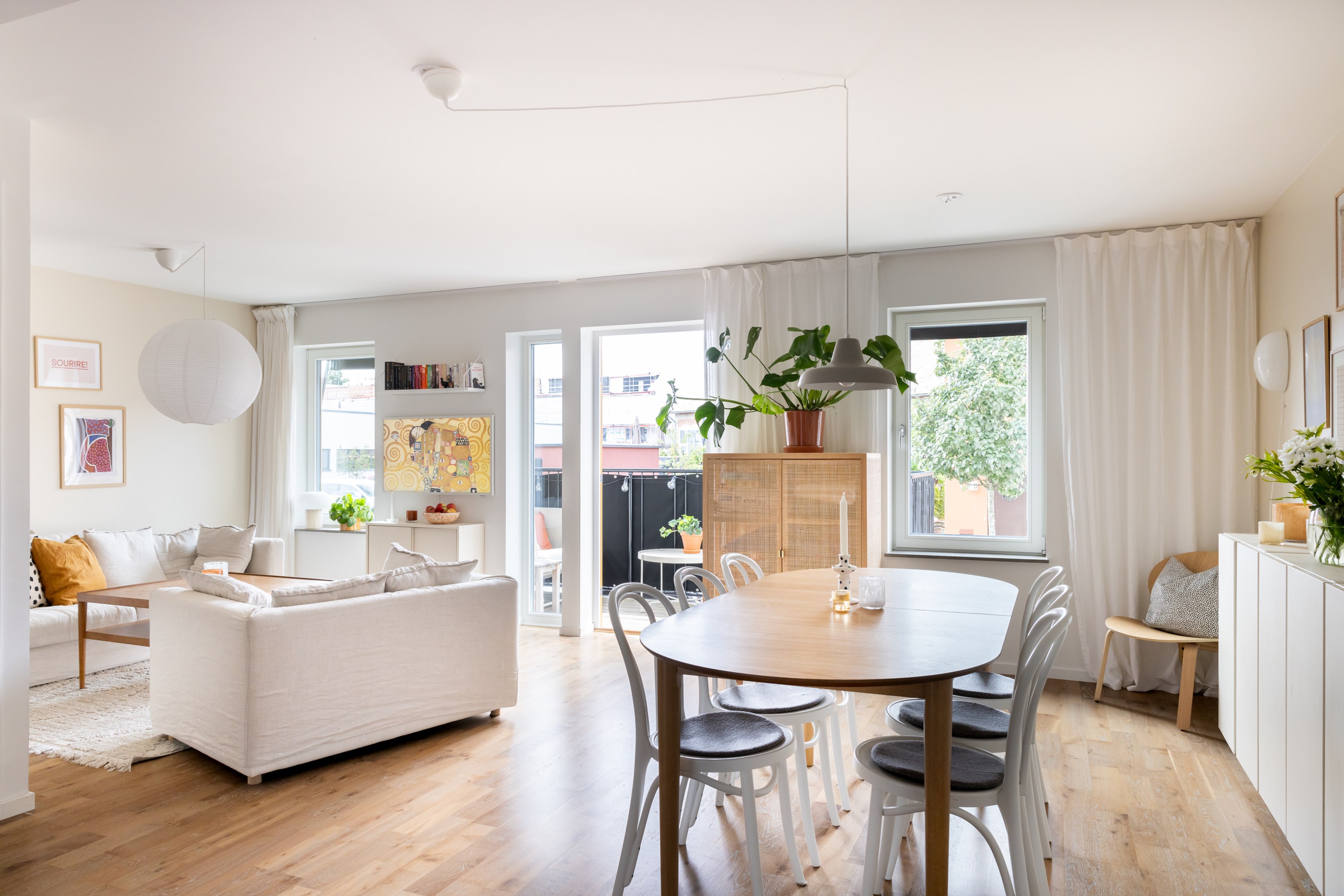 Öppna sociala ytor med balkong i väster