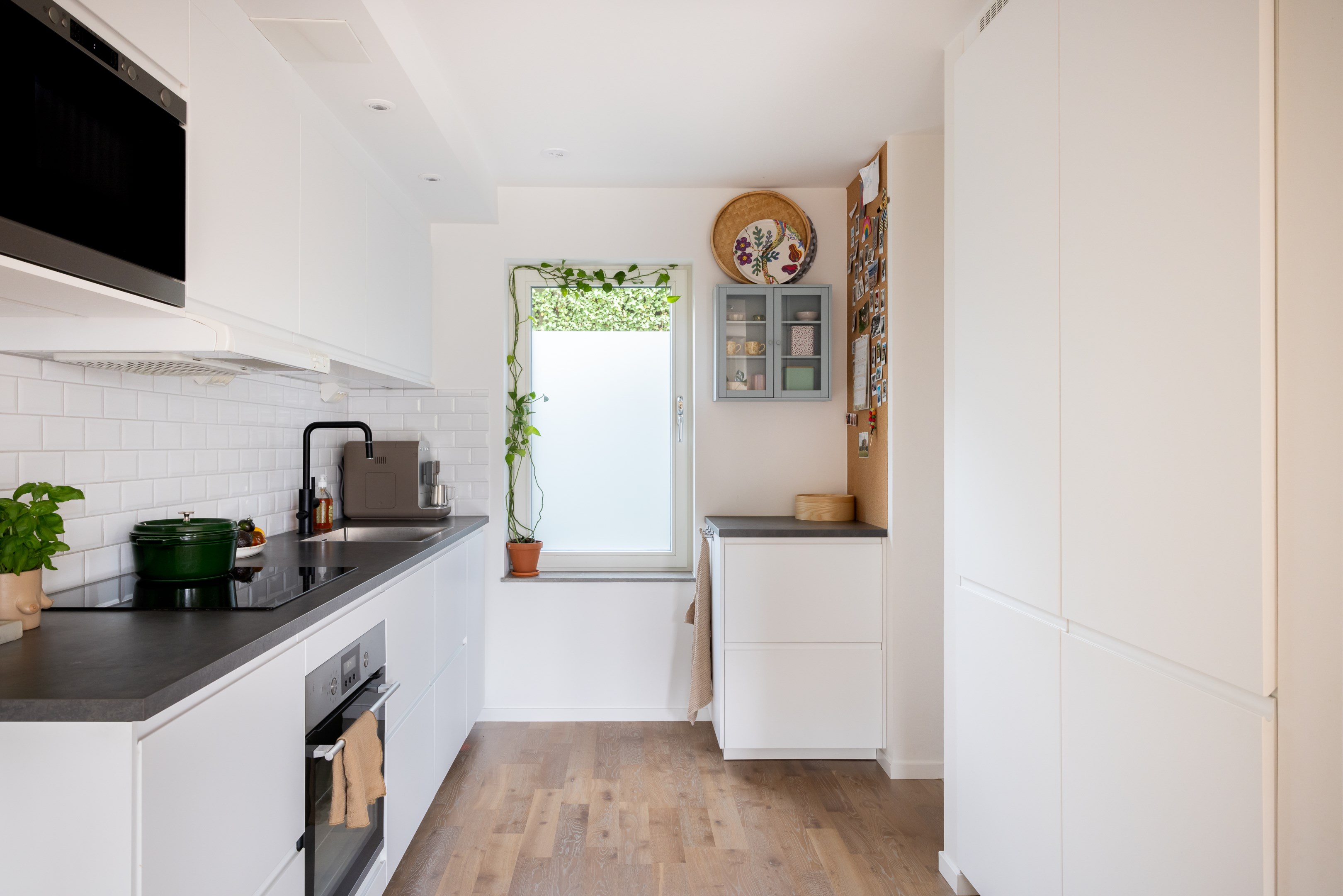 Kök med ljusinsläpp via loftgången i öster