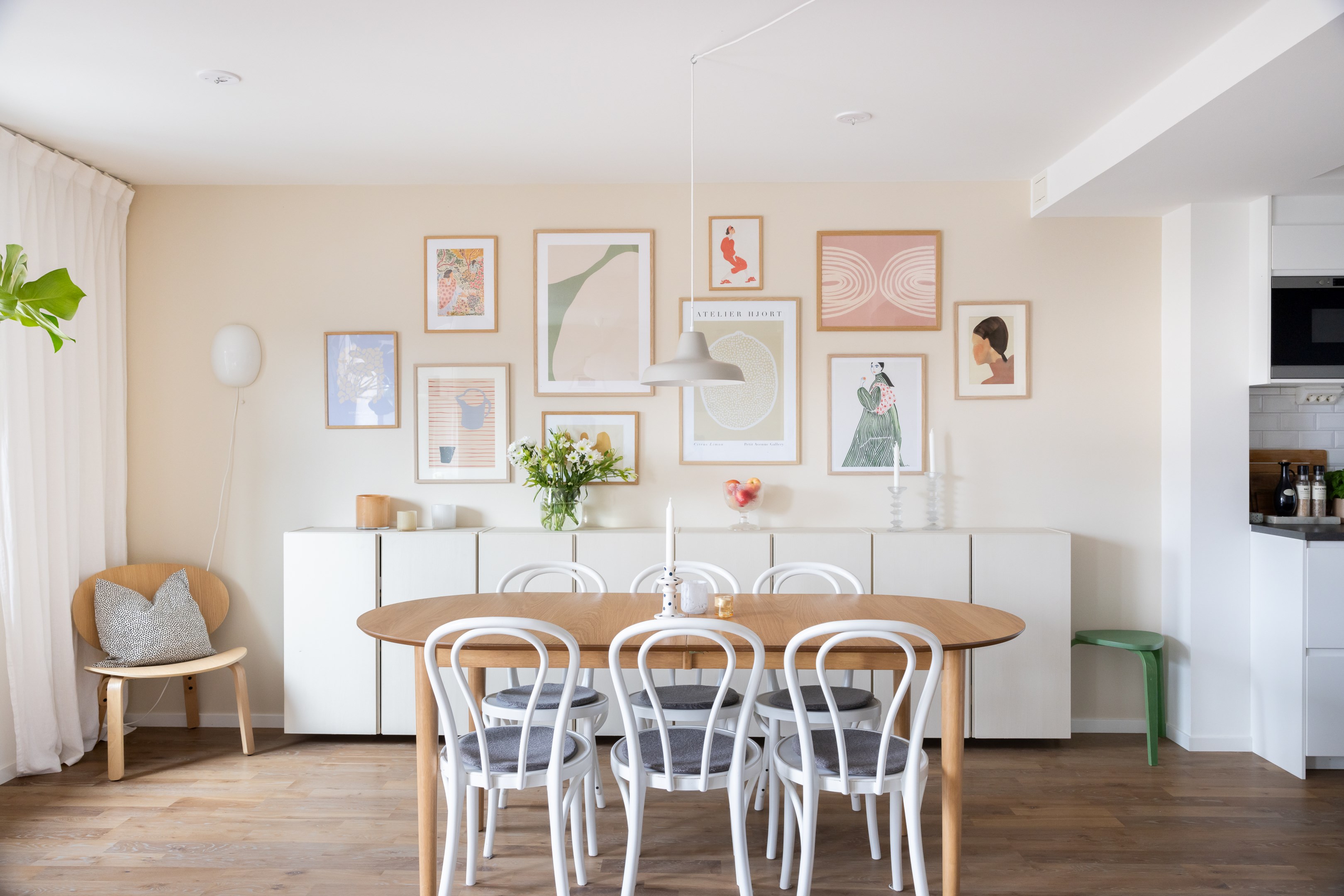 Harmonisk färgskala genom hela lägenheten