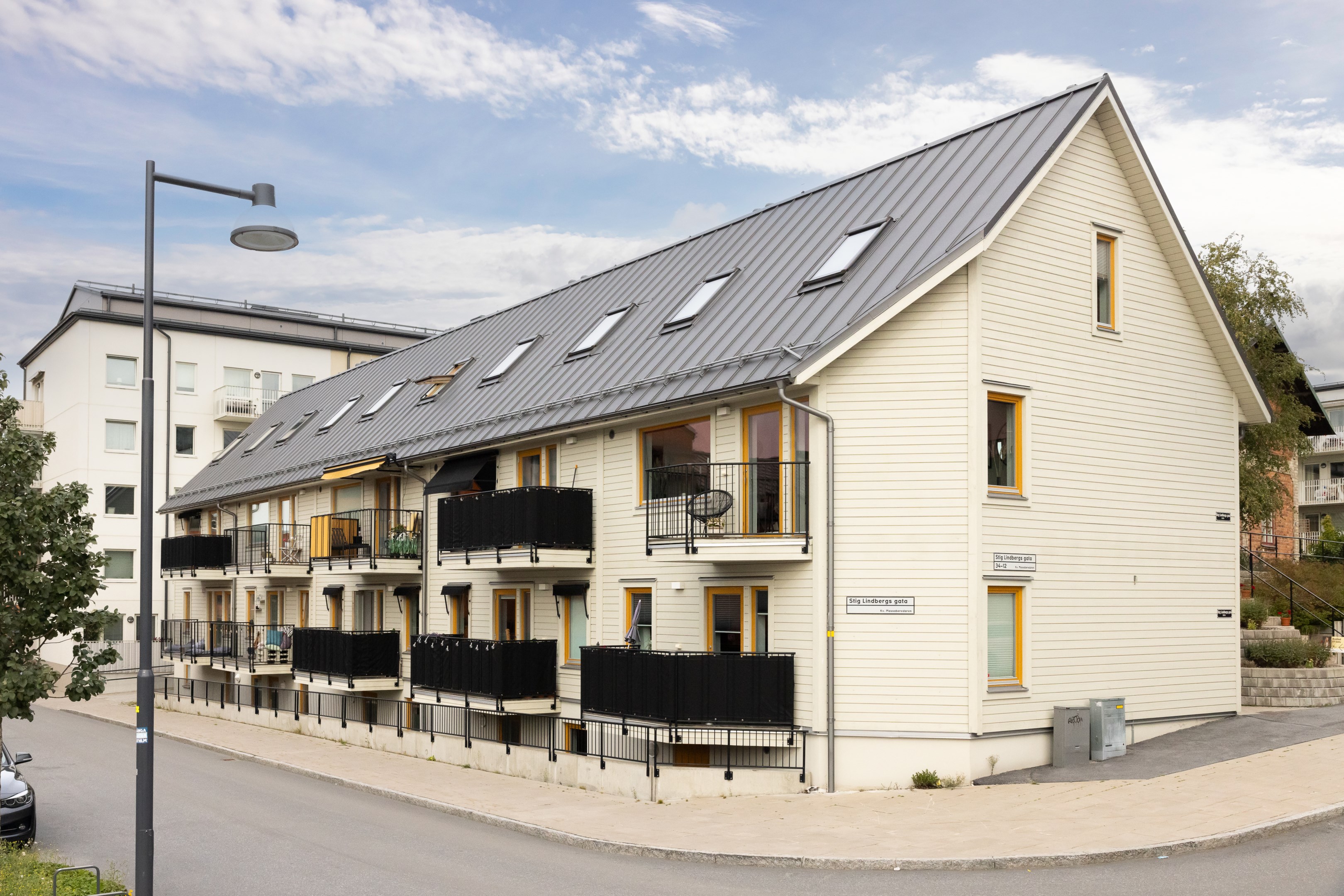 Lägenheten disponeras över husets entré- och markplan