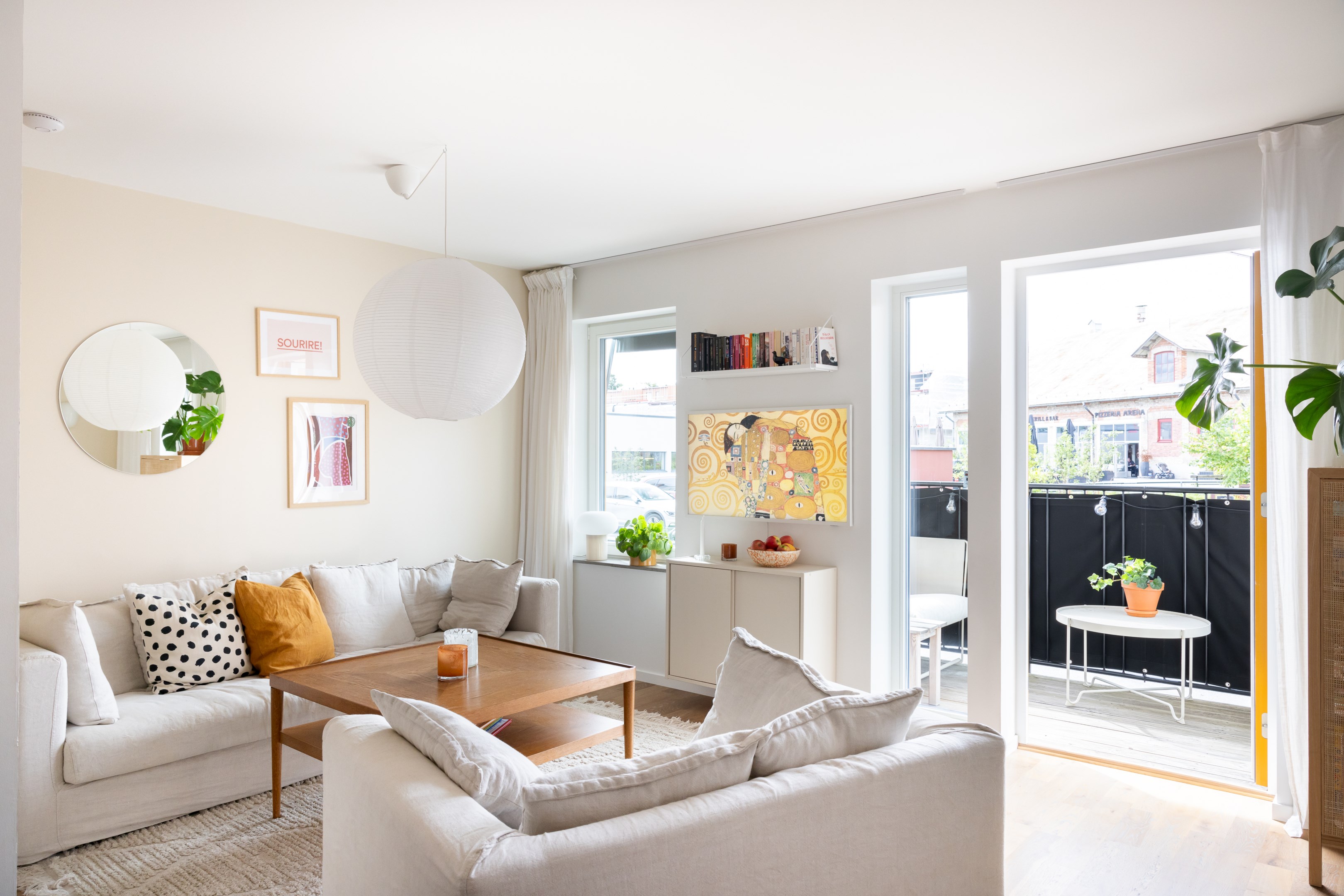 Etagelägenhet med dubbla entré & balkong i väster