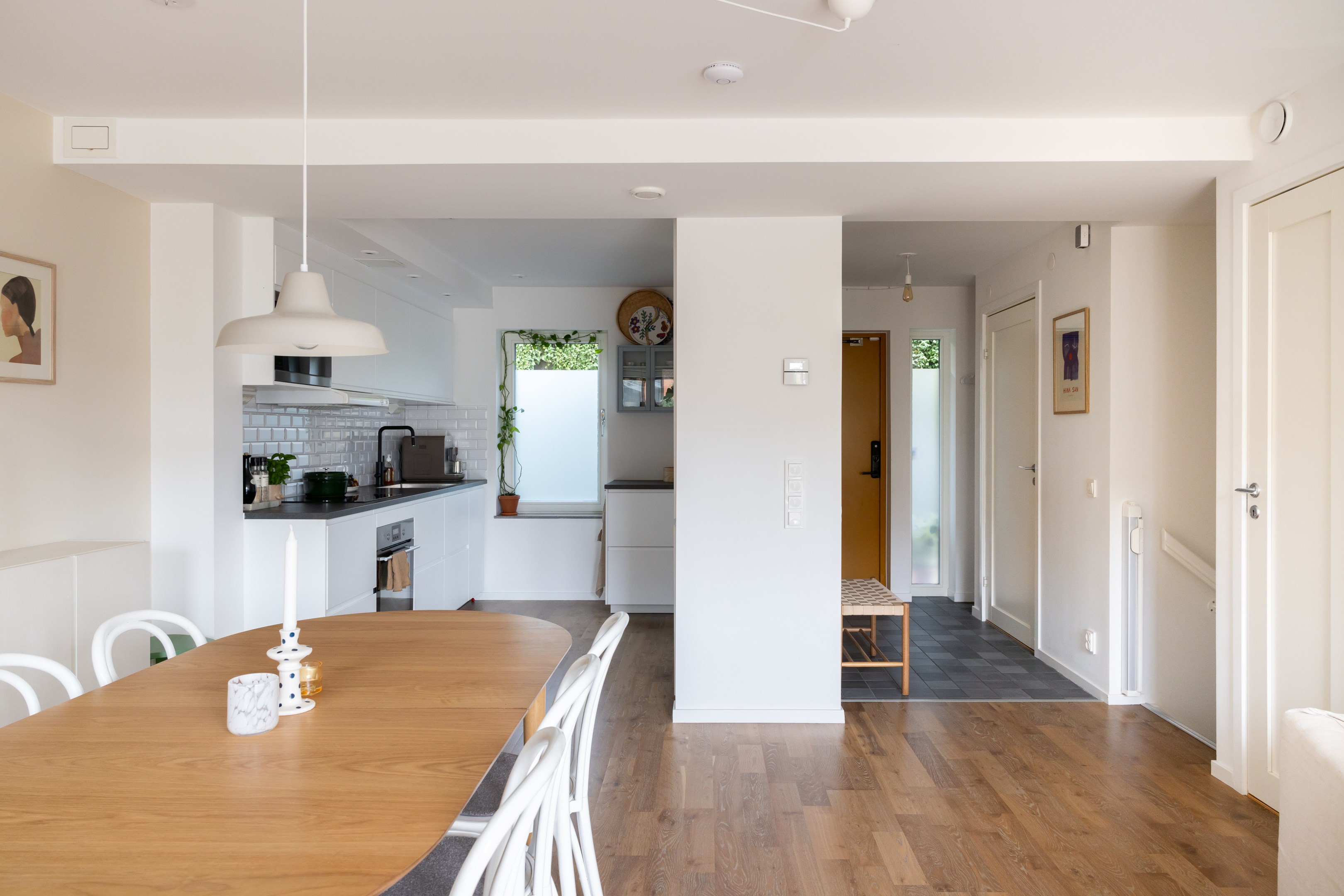 Entréhall med praktiskt klinkers - vattenburen golvvärme i hela lägenheten