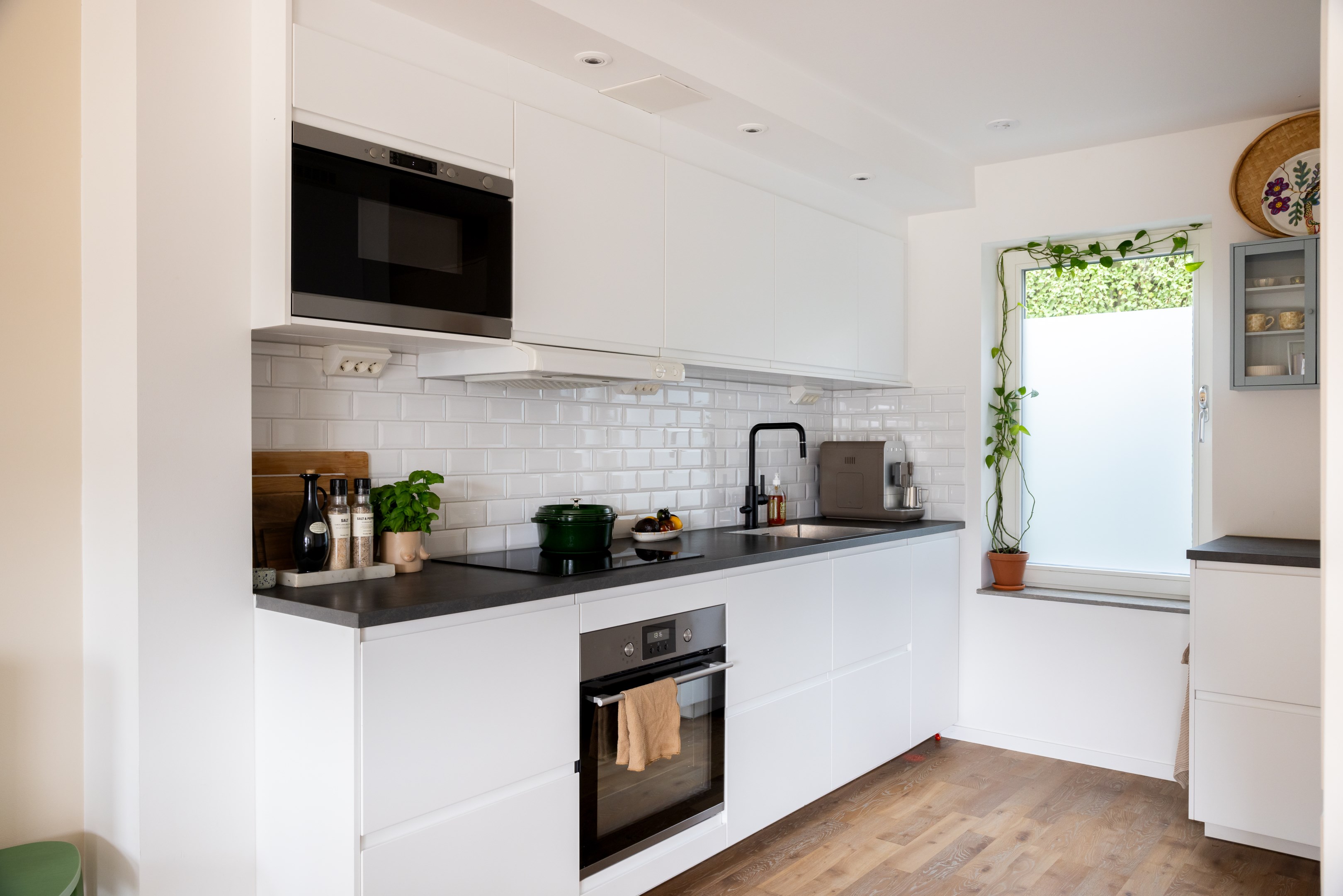 Stilrent kök med full maskinell utrustning