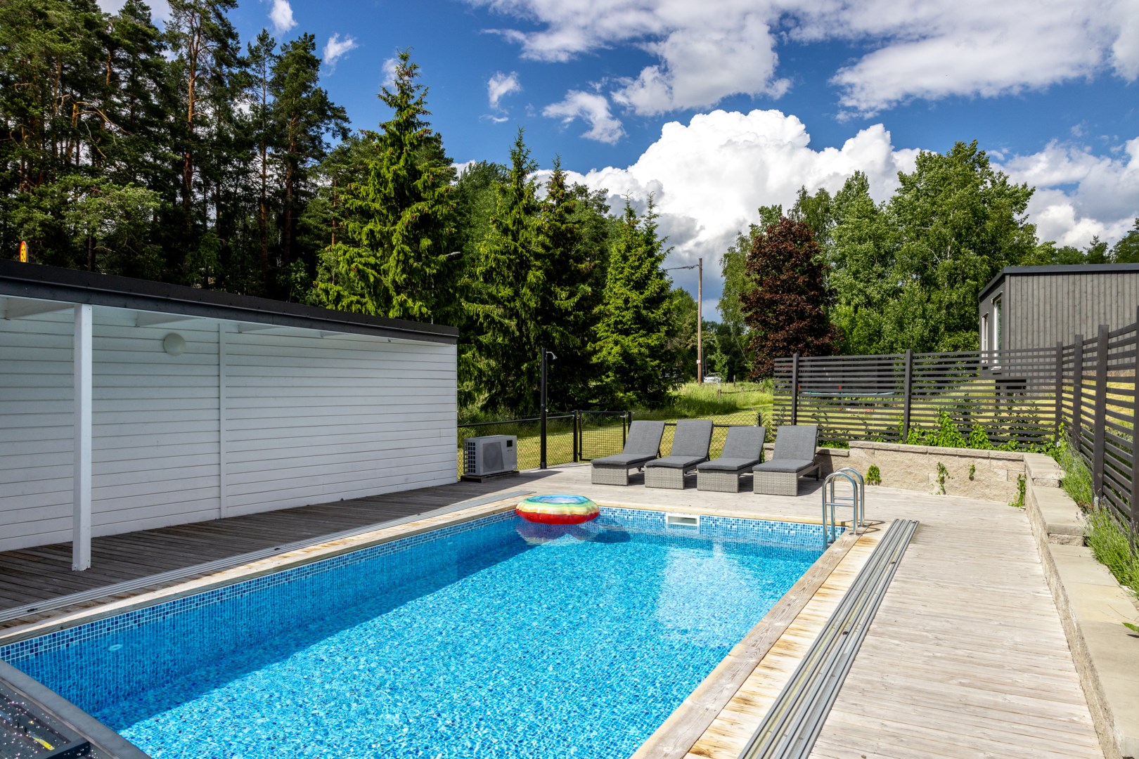 Föreningens gemensamma poolområde med solbäddar för lata sommardagar.