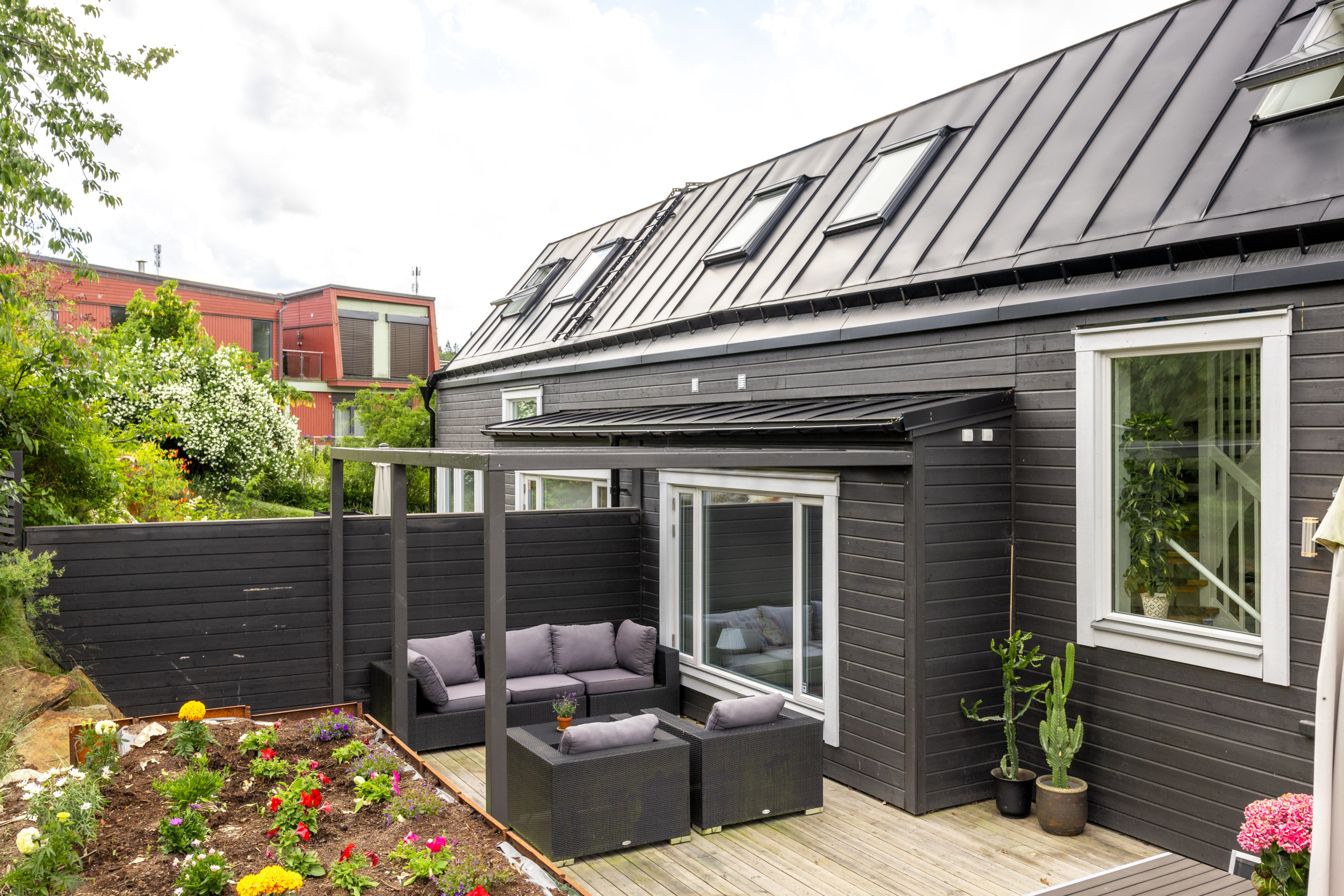 Pergola med skyddat läge på husets baksida.