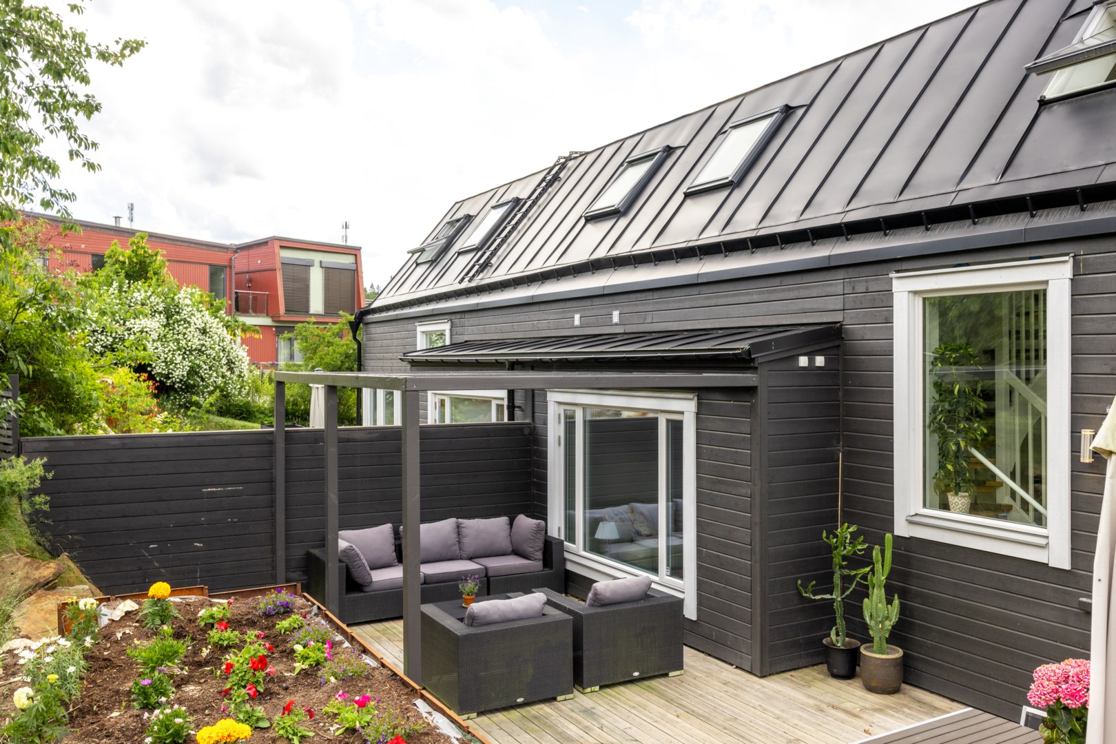 Pergola med skyddat läge på husets baksida.