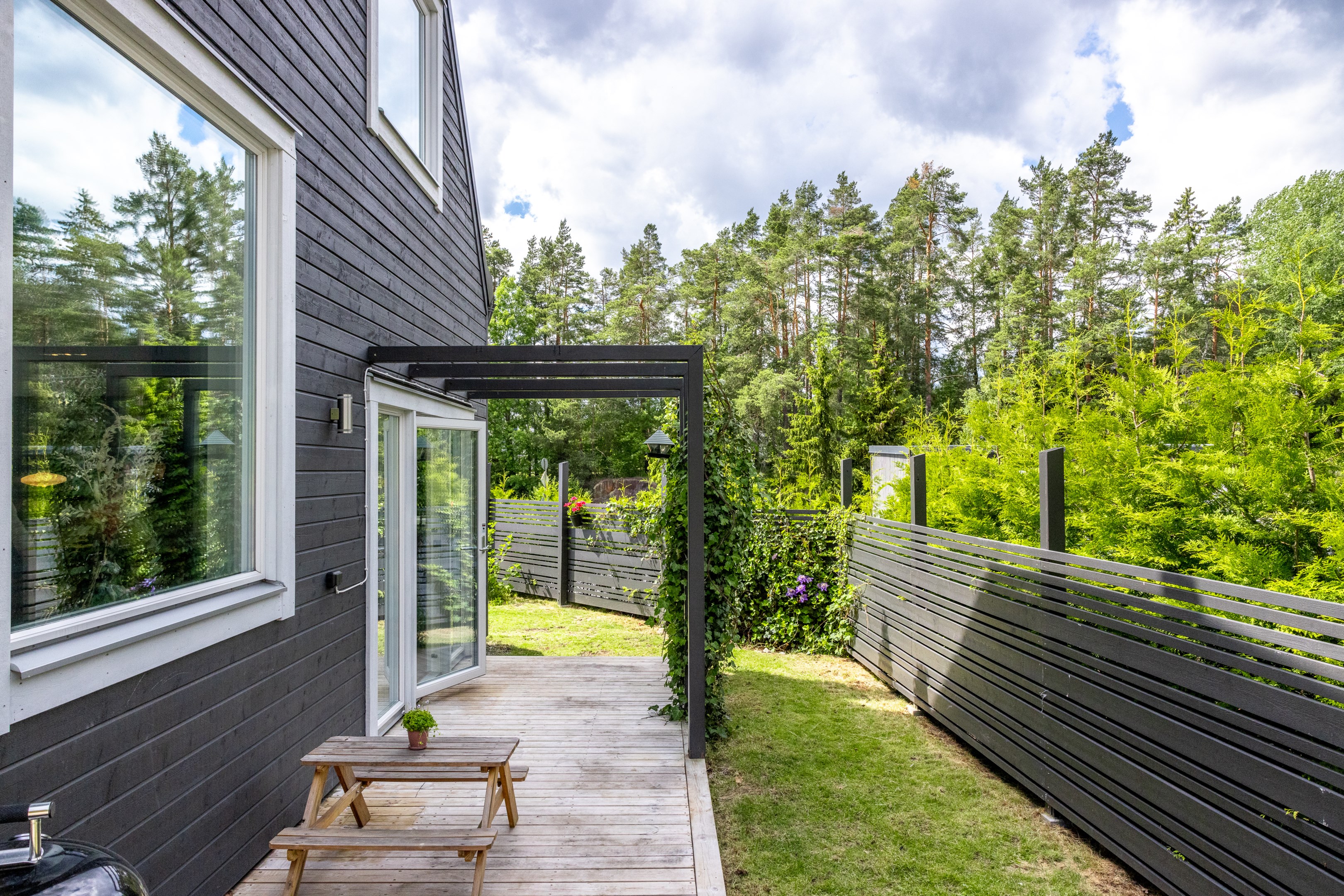 Altan och pergola förbinder husets fram- och baksida.