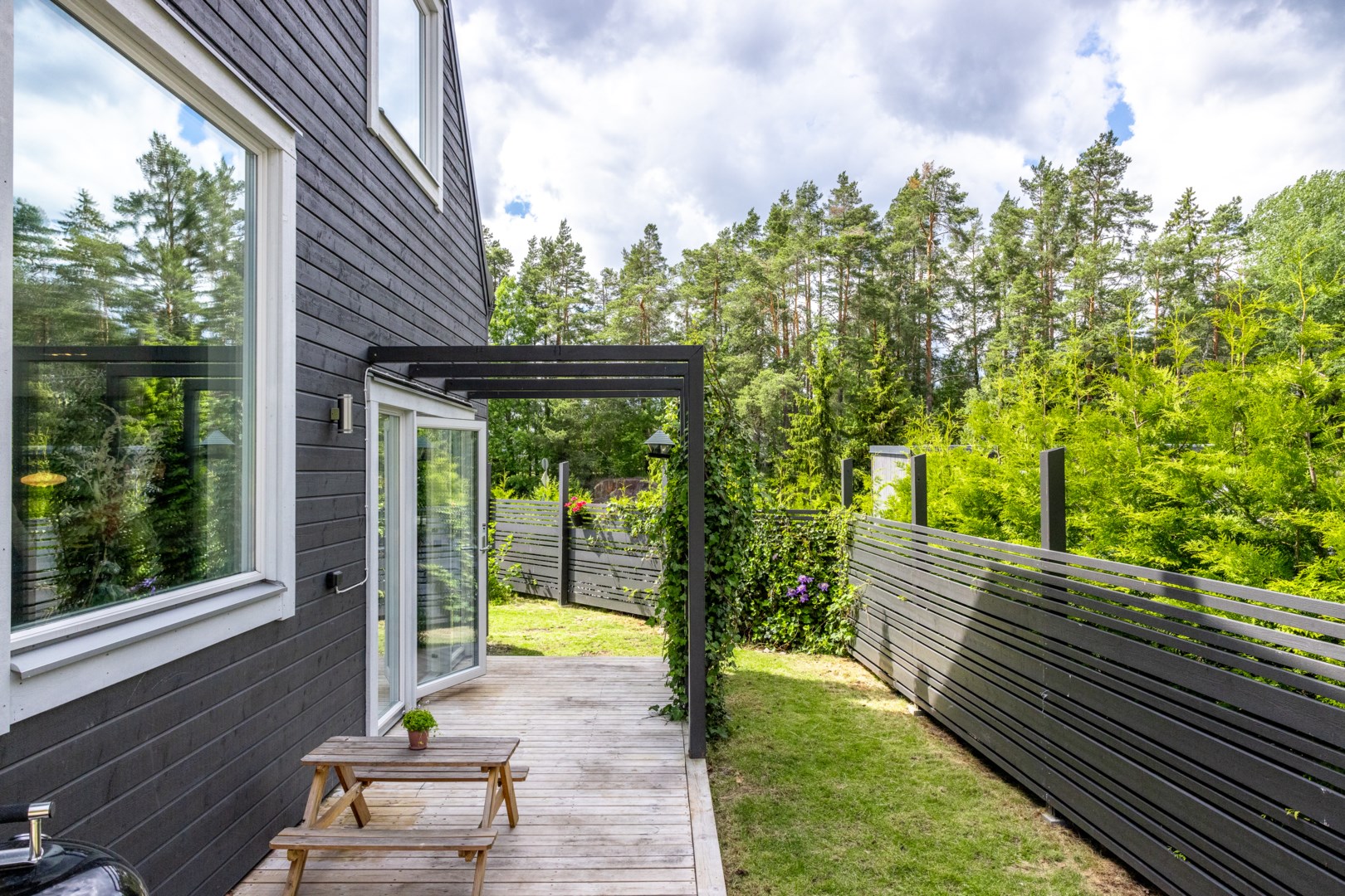 Altan och pergola förbinder husets fram- och baksida.