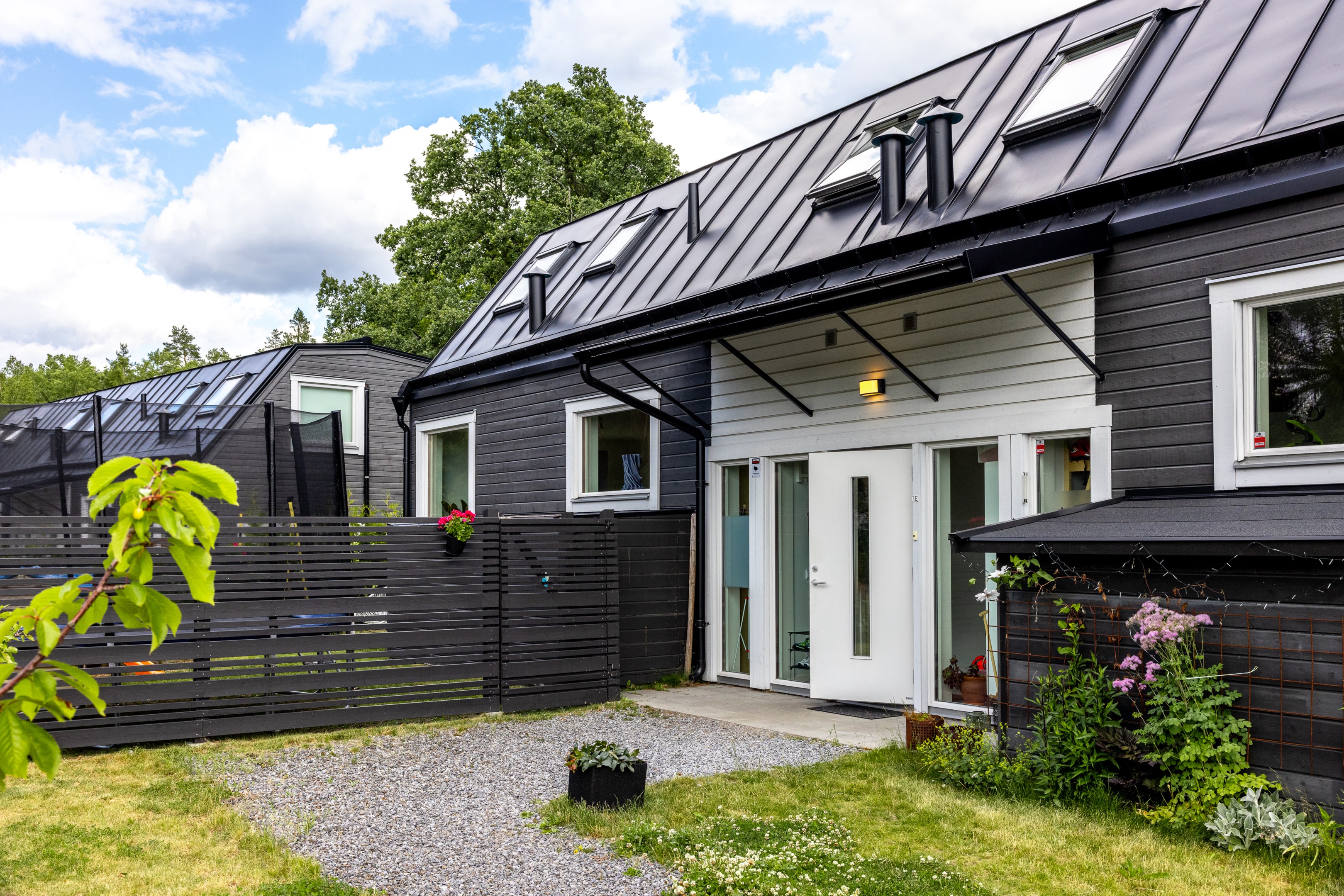 Parhusets två lägenheter nås via en gemensam entré.