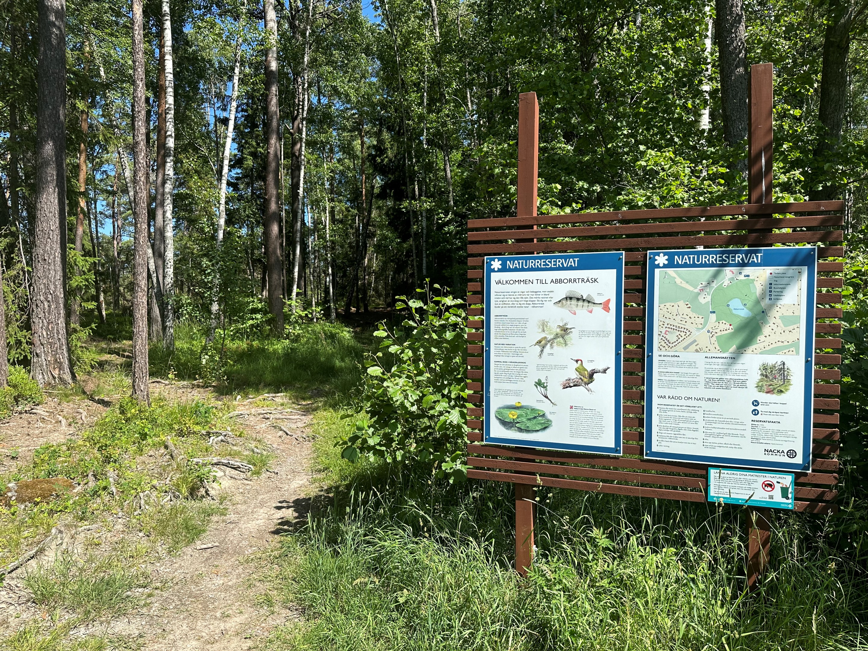I förlängningen av Abborrvägen ansluter Abborrsjöns Naturreservat.