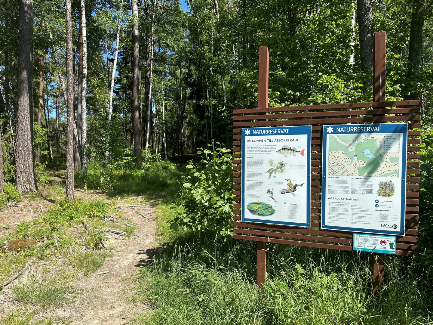 I förlängningen av Abborrvägen ansluter Abborrsjöns Naturreservat.