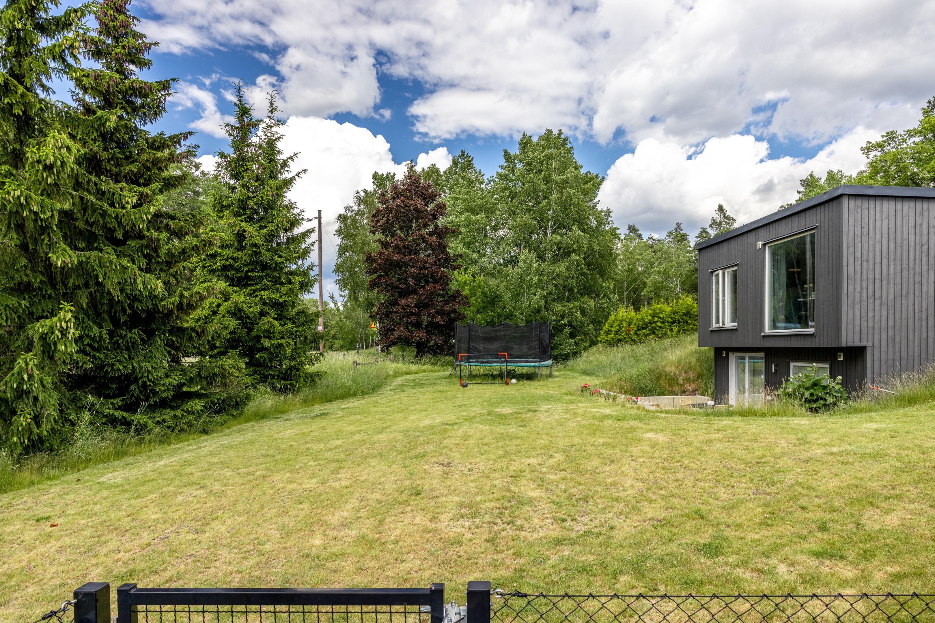 Här finns även grönytor för spontanlek och bollspel.