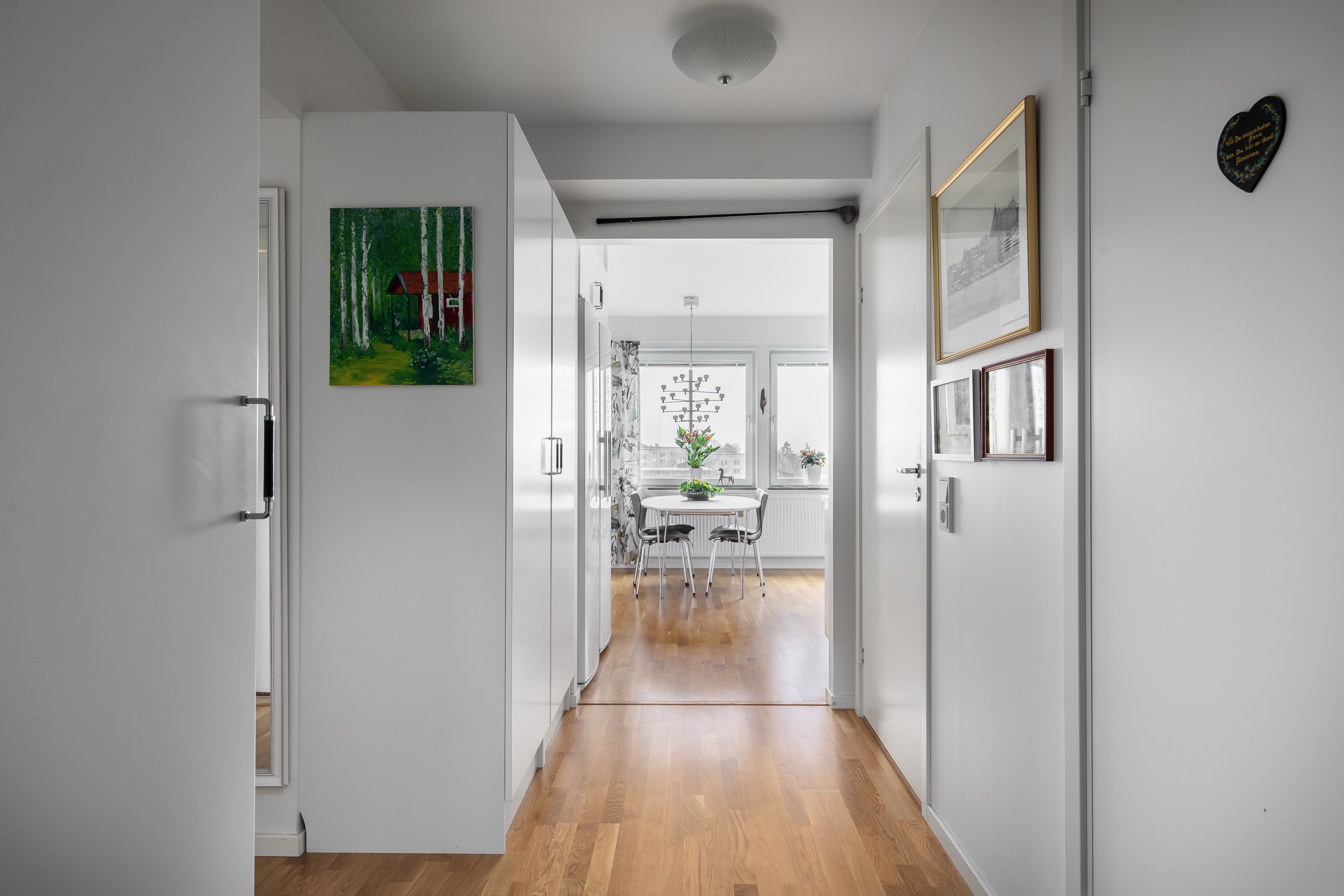 Entréhall med gott om förvaring utmed vägg, i klädkammare samt förråd