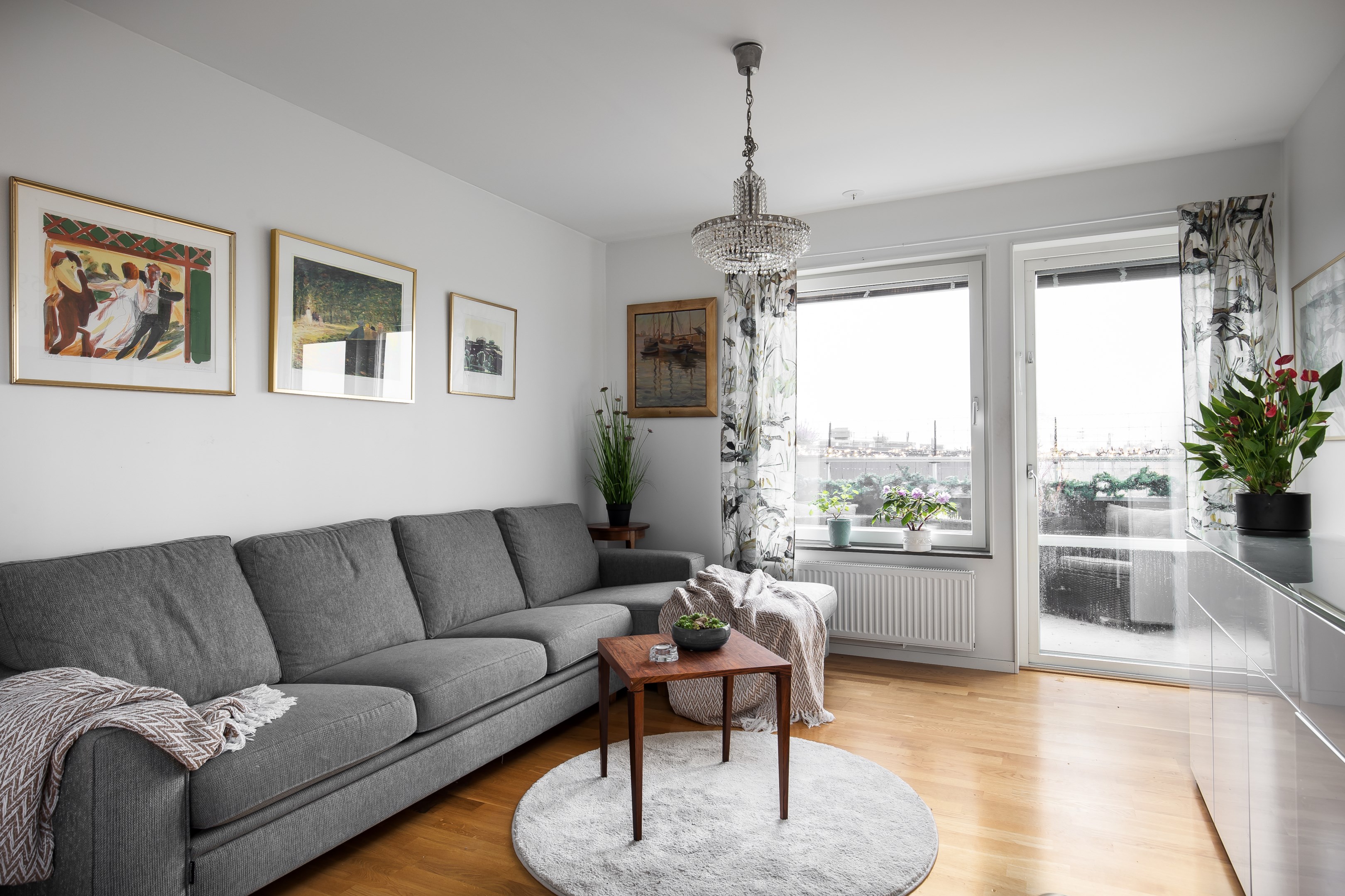 Vardagsrum med utgång till balkong med ogenerat läge