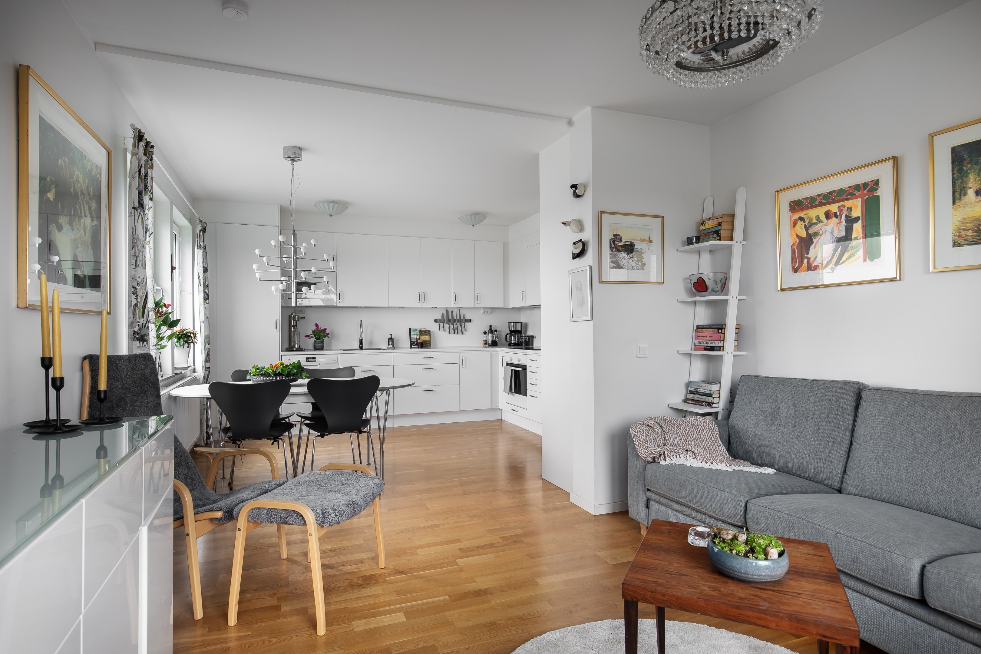 Vardagsrum, matplats och kök disponeras i fil