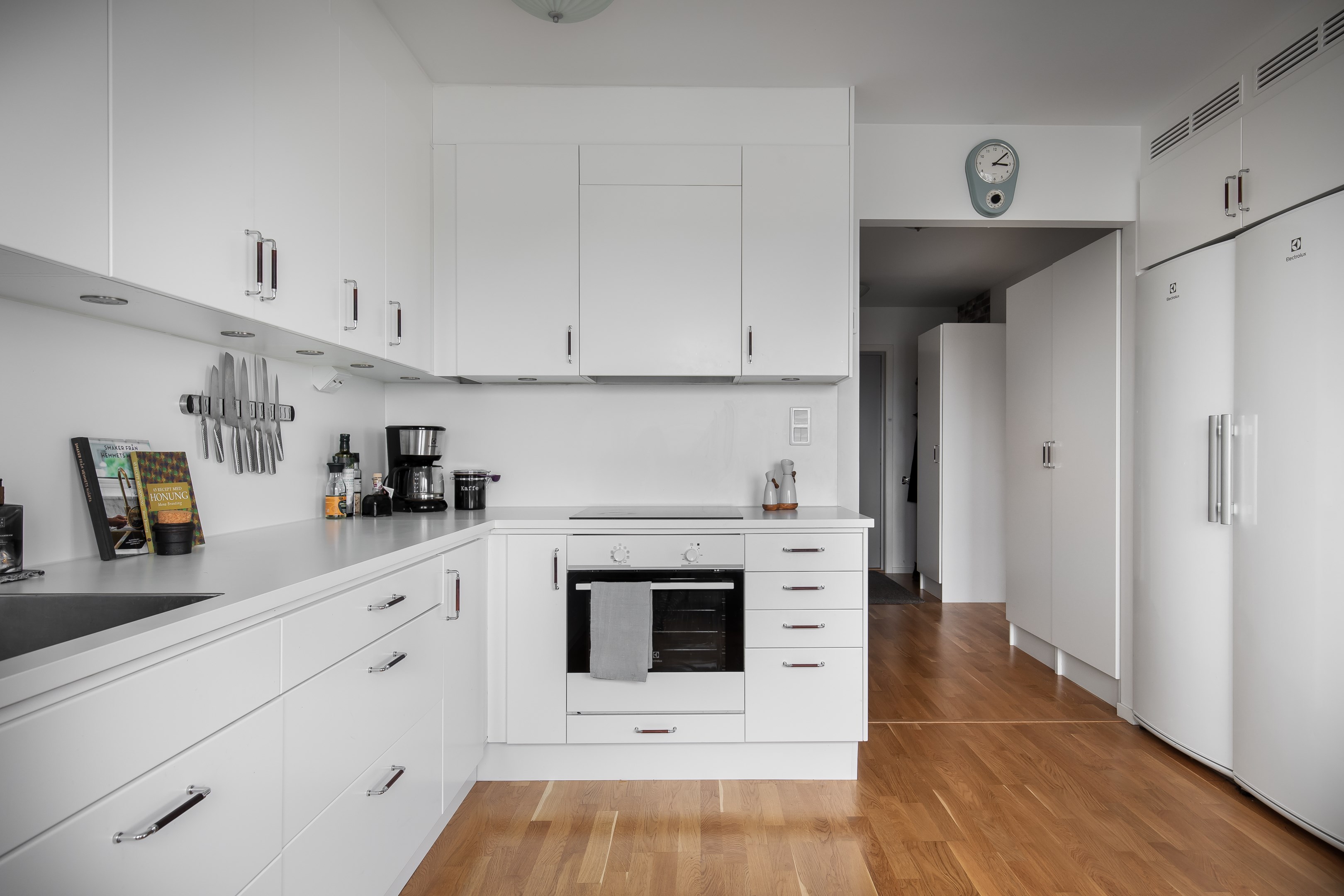 Köket i vinkel mot hallen där sovrummen nås via hallen till höger