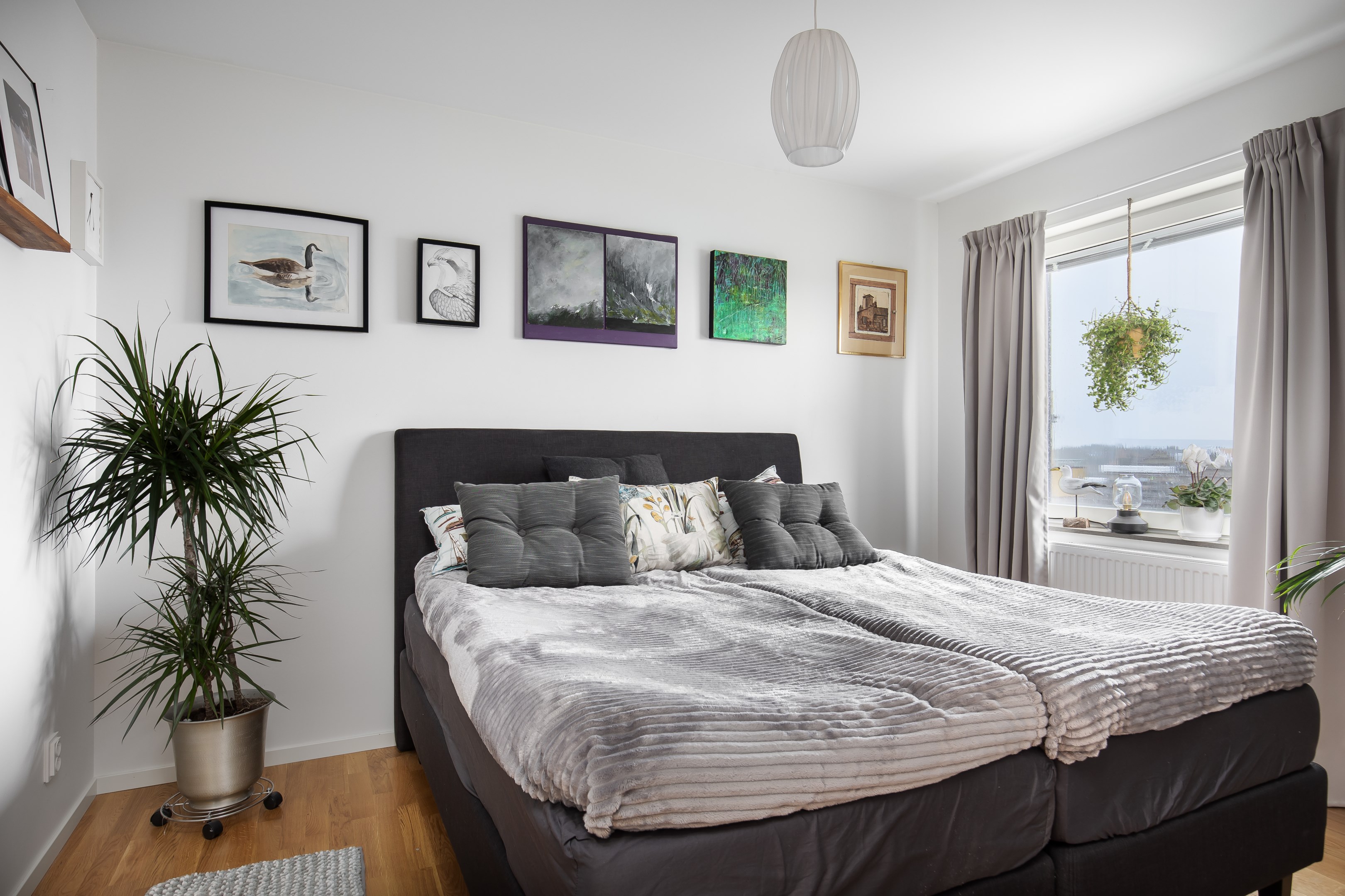 Föräldrasovrum med ljusinsläpp från öster