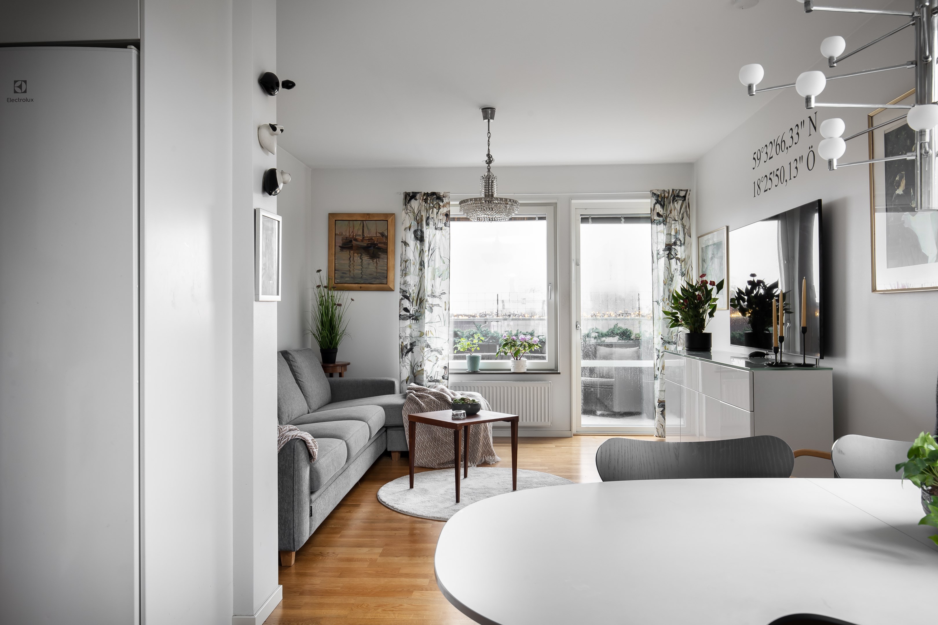 Öppen social planlösning mellan kök, matplats och vardagsrum