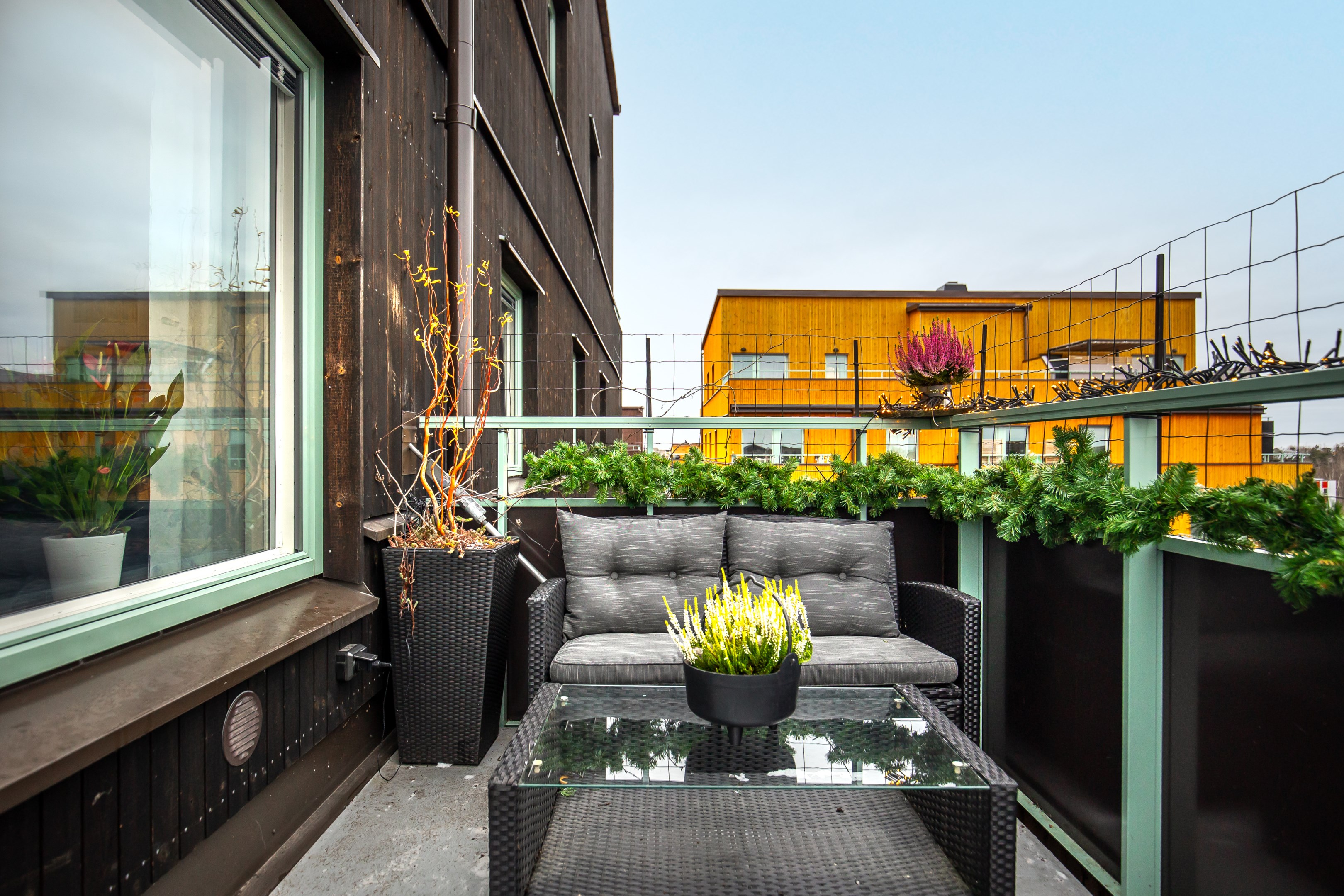 Balkong med högt fritt läge mot öster och söder