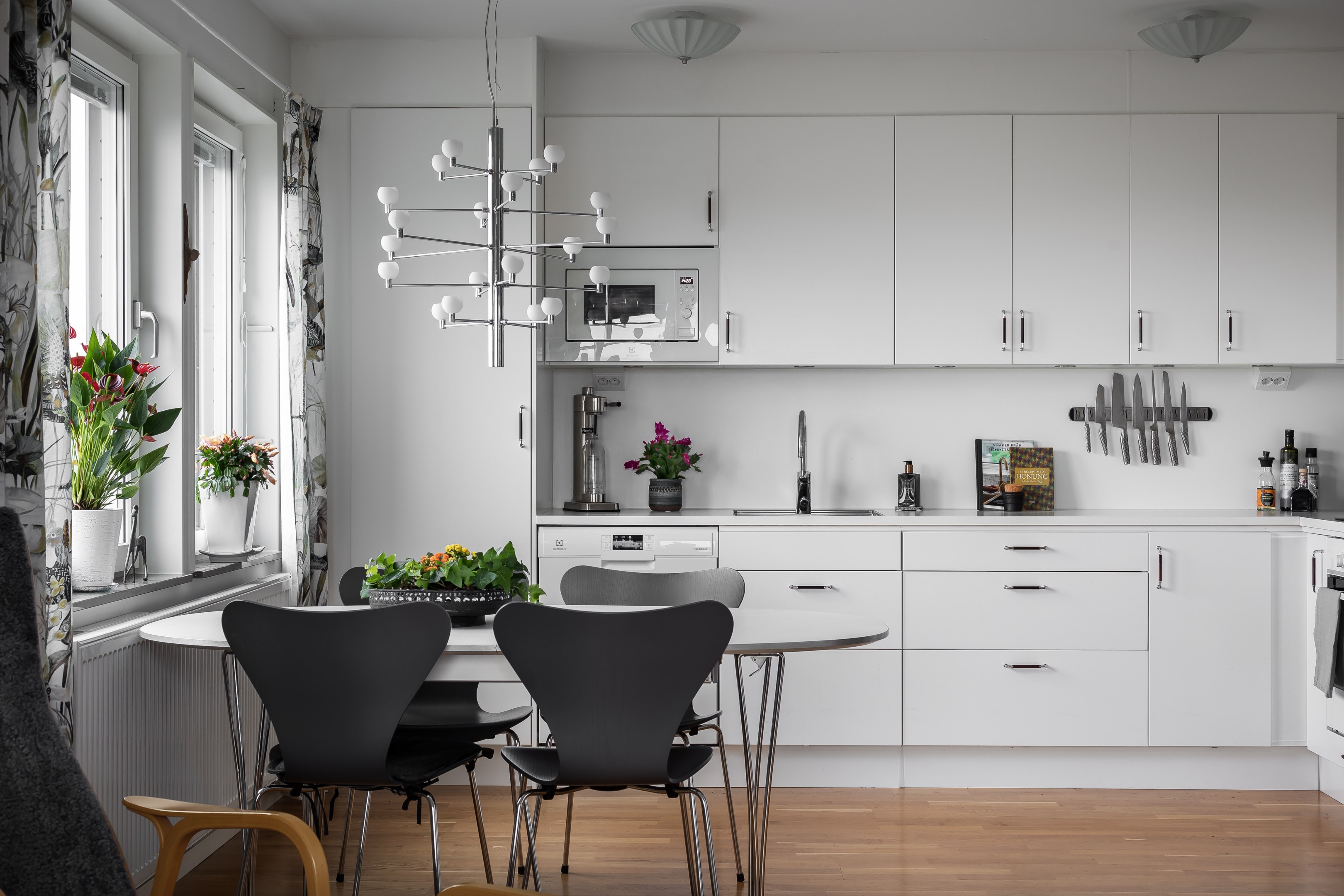 Genomgående ljusa moderna ytskikt - lägenheten stod klar för inflytt 2020