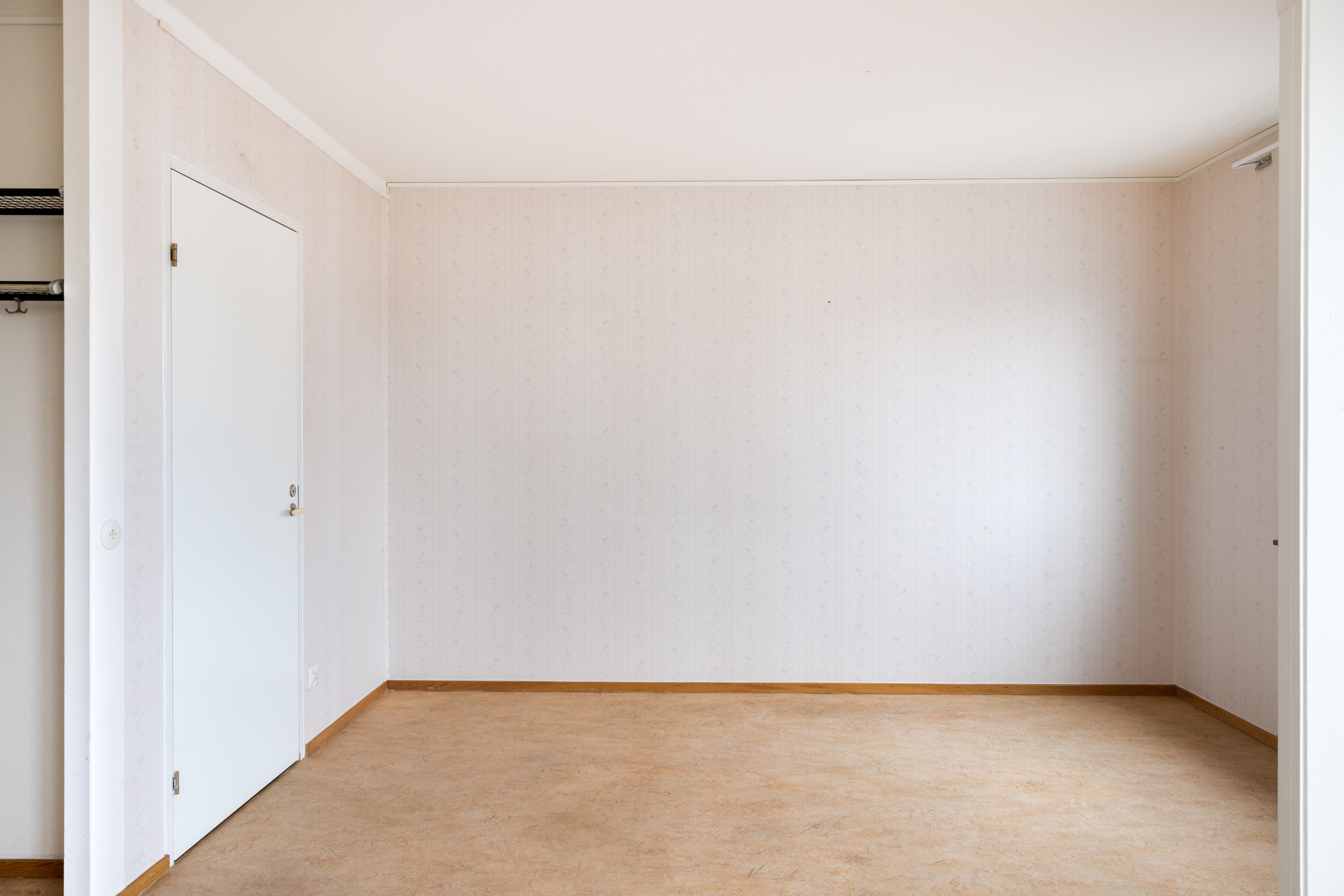 Möjligt sovrum 2 med klädkammare till vänster