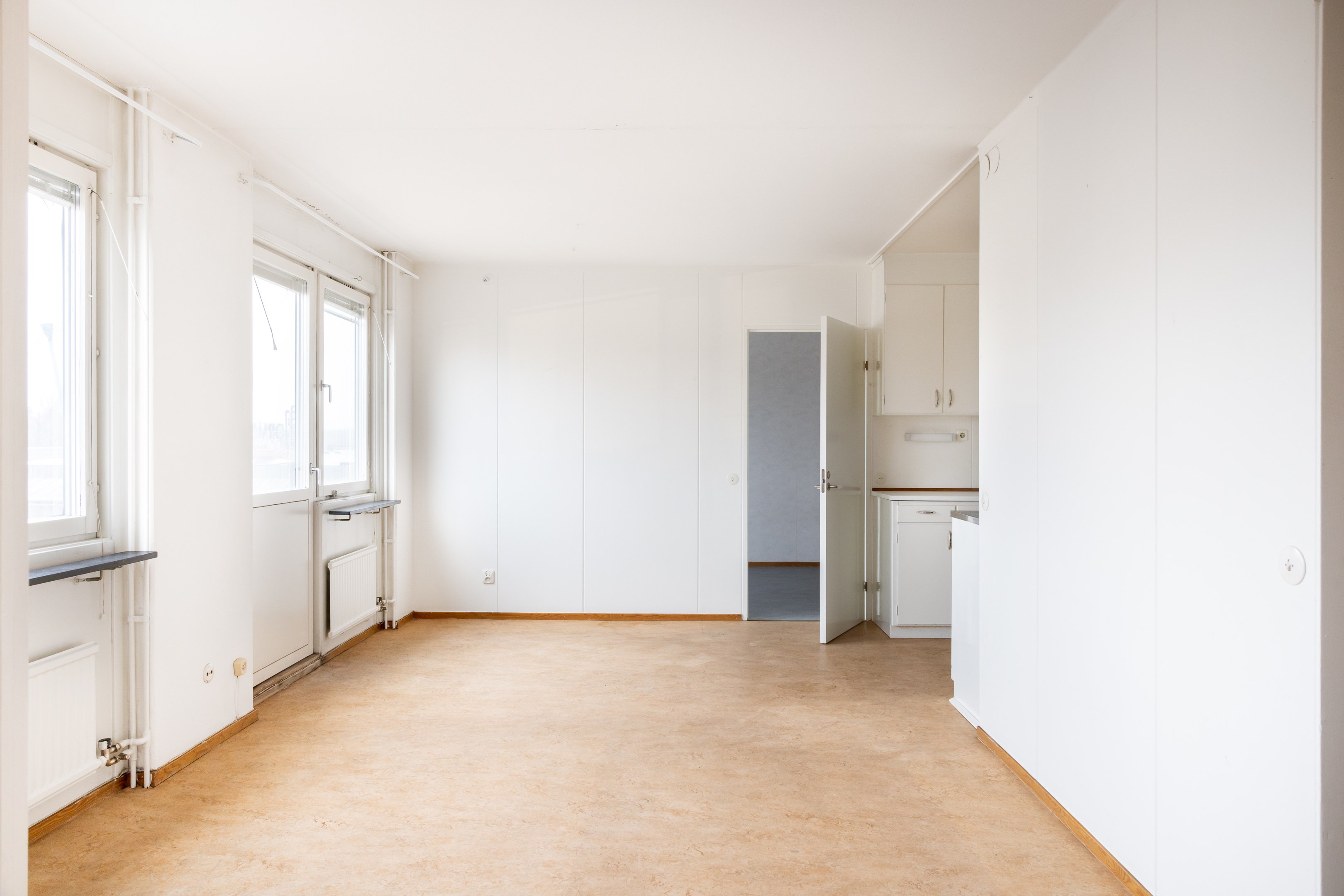 Vy mot kök och sovrum 1 från vardagsrummet