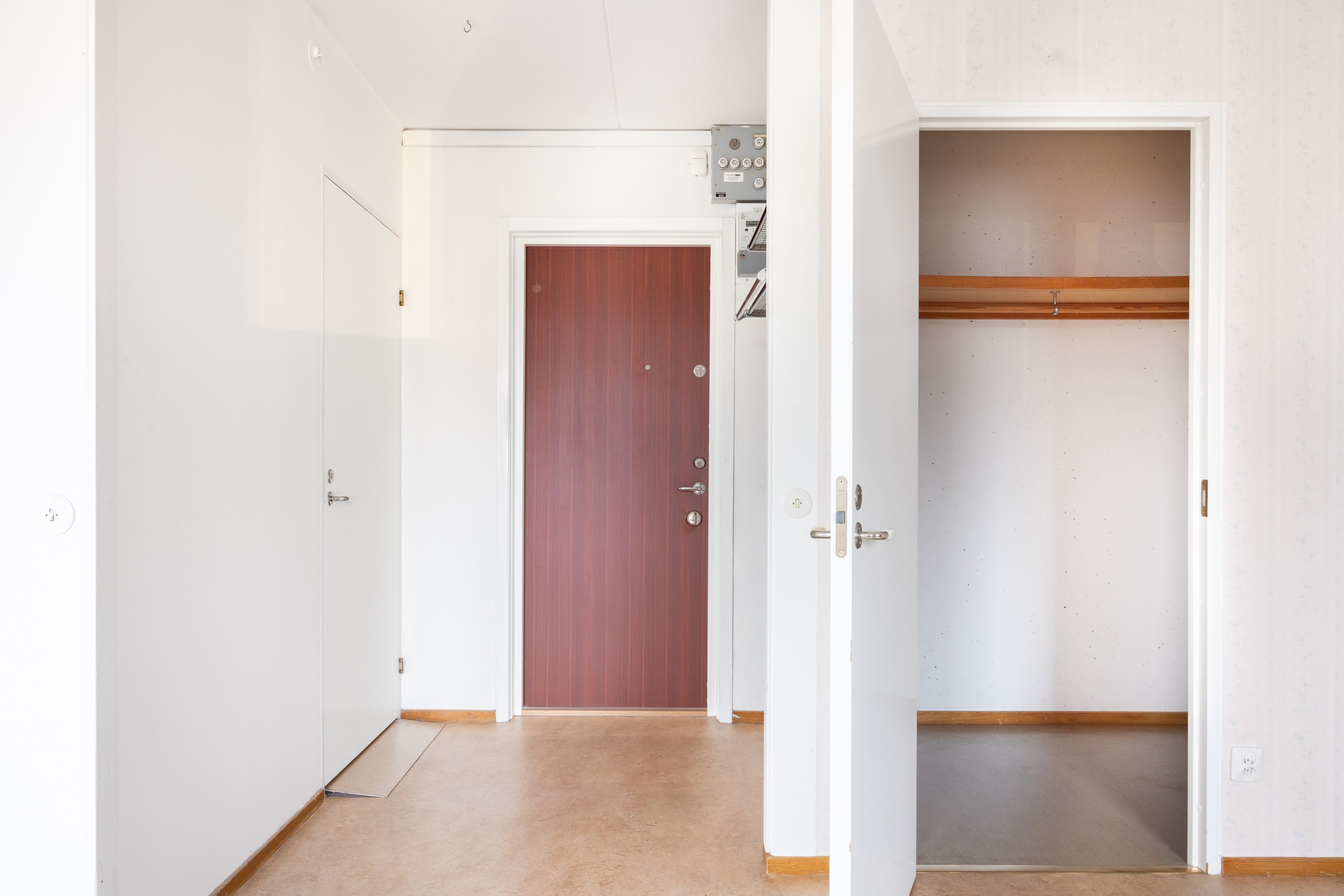 Entréhall med klädkammare till höger och badrum till vänster