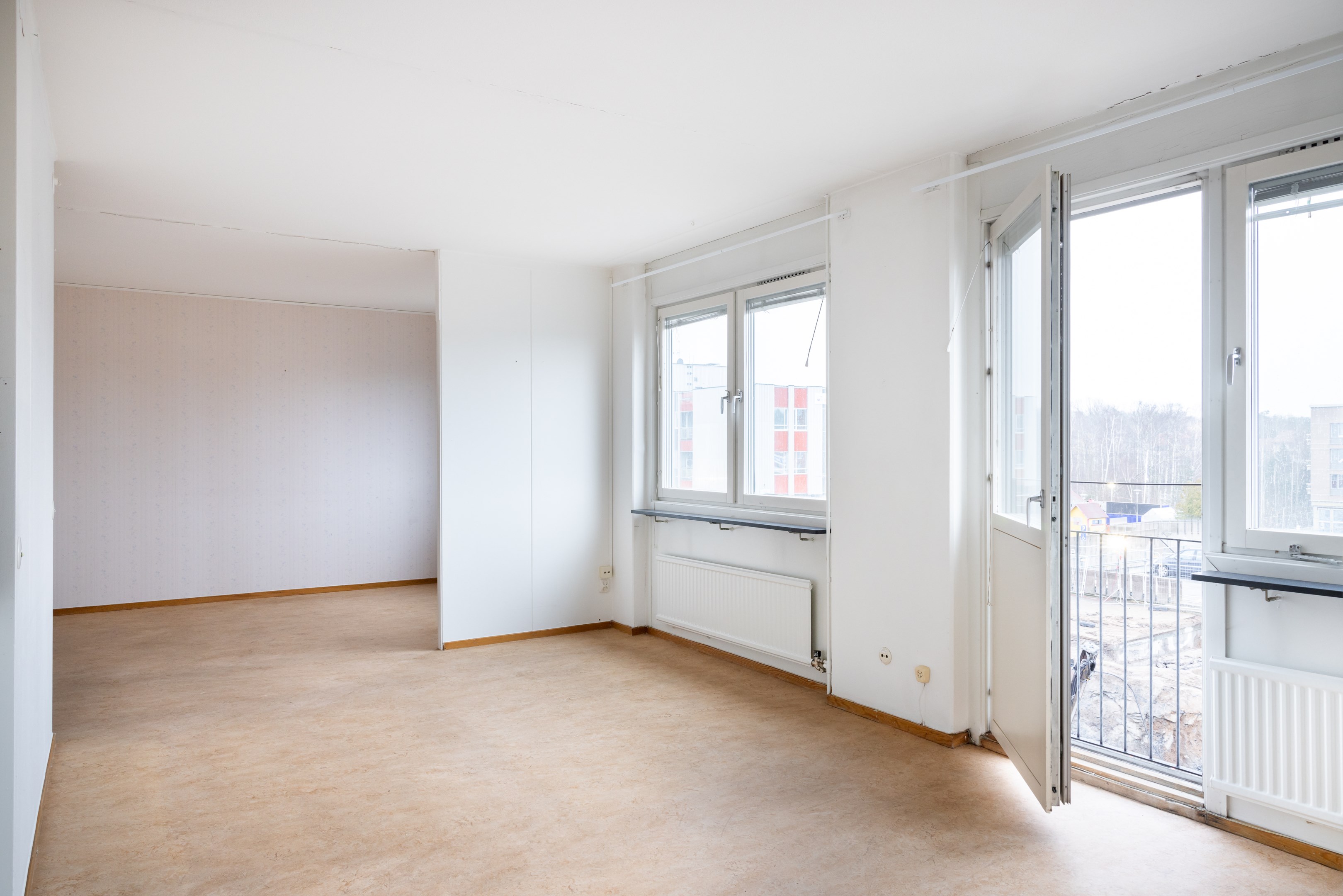 Öppen planlösning mellan matplats, vardagsrum och ett möjligt andra sovrum