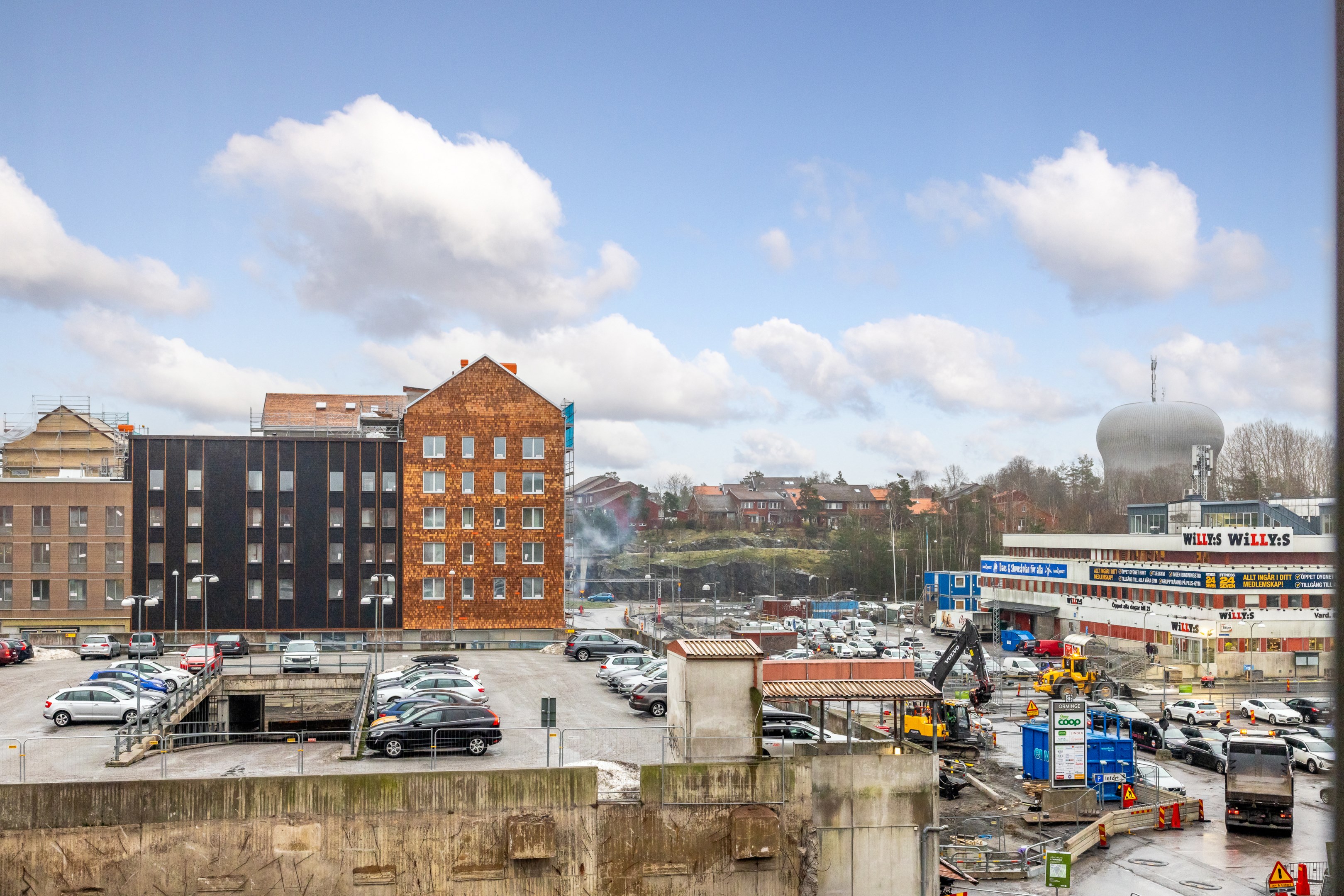Högt fritt läge mot öster & långtgående planer för balkong