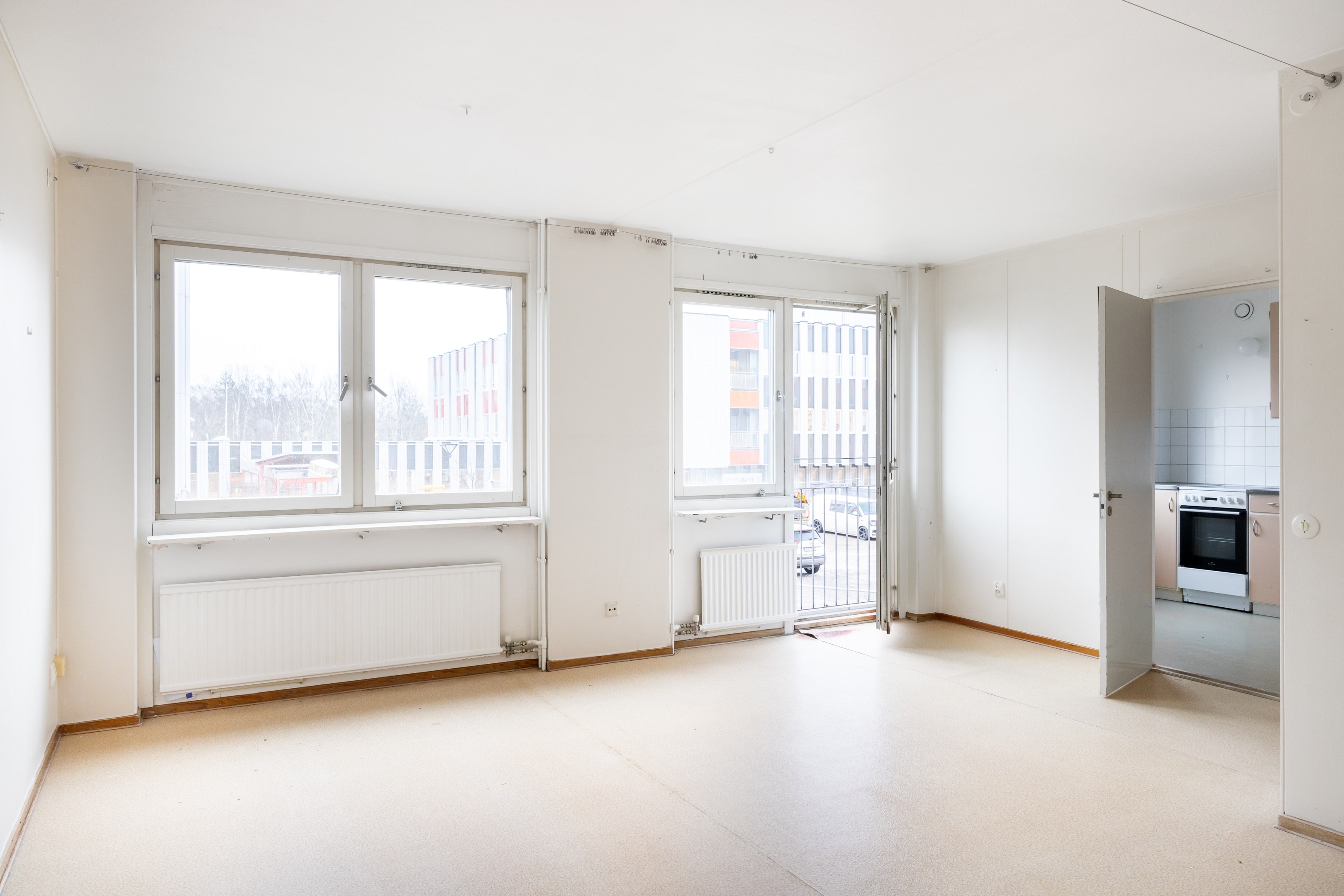 Till höger återfinns kök med matplats