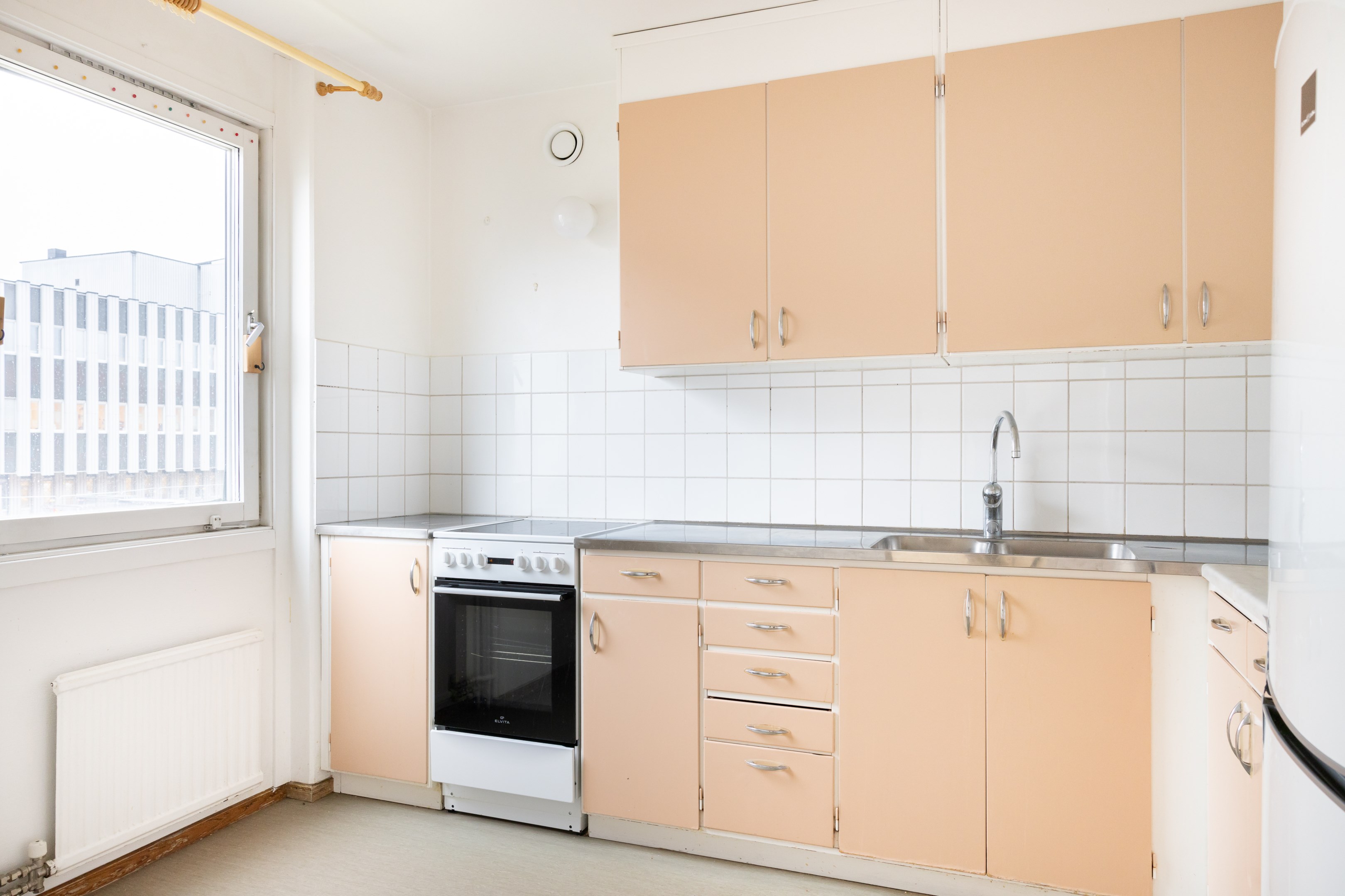 Ljusinsläpp från öster samt plats för matbord och stolar