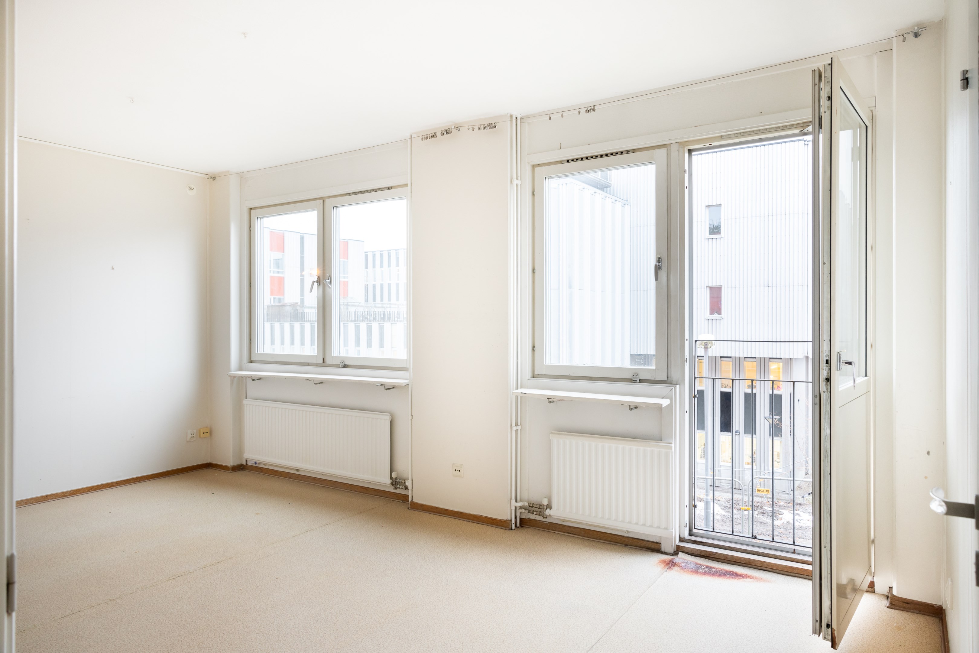 Vardagsrummet i vinkel från hallen