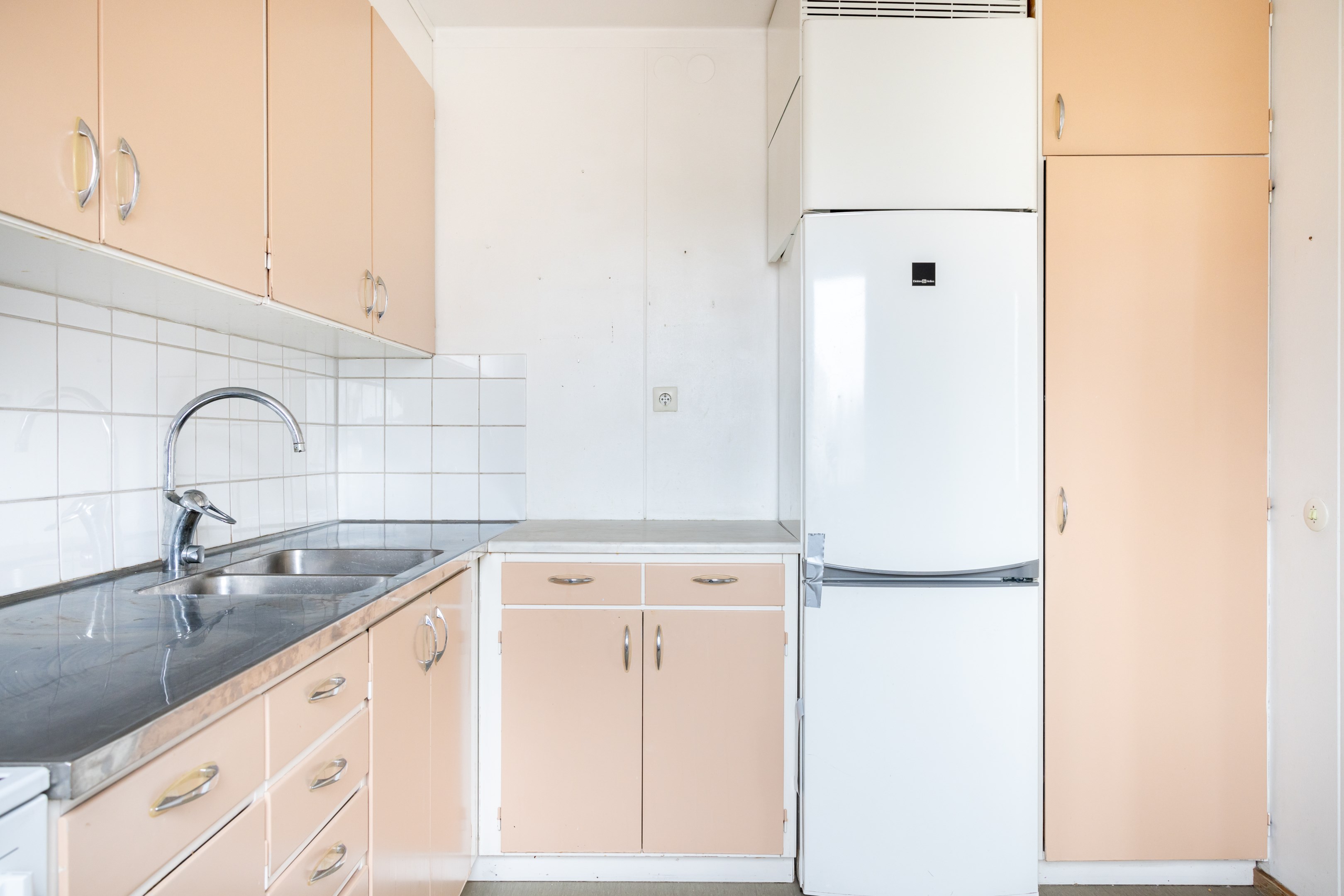 Möjlighet att installera diskmaskin i skåp till höger om diskhon