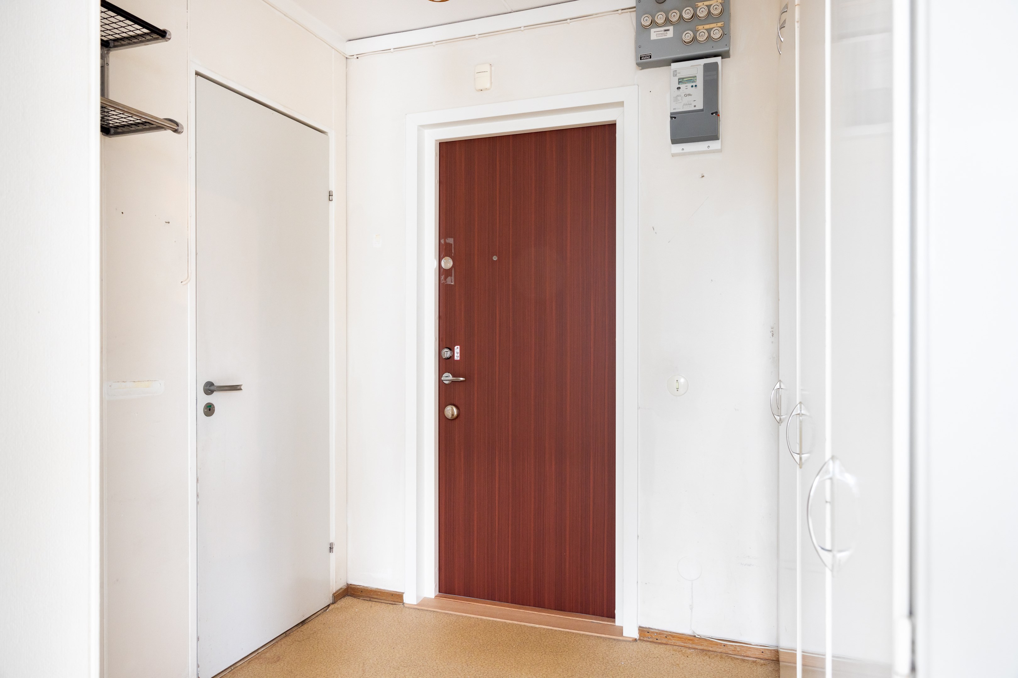 Hall med bra klädförvaring - badrum till vänster