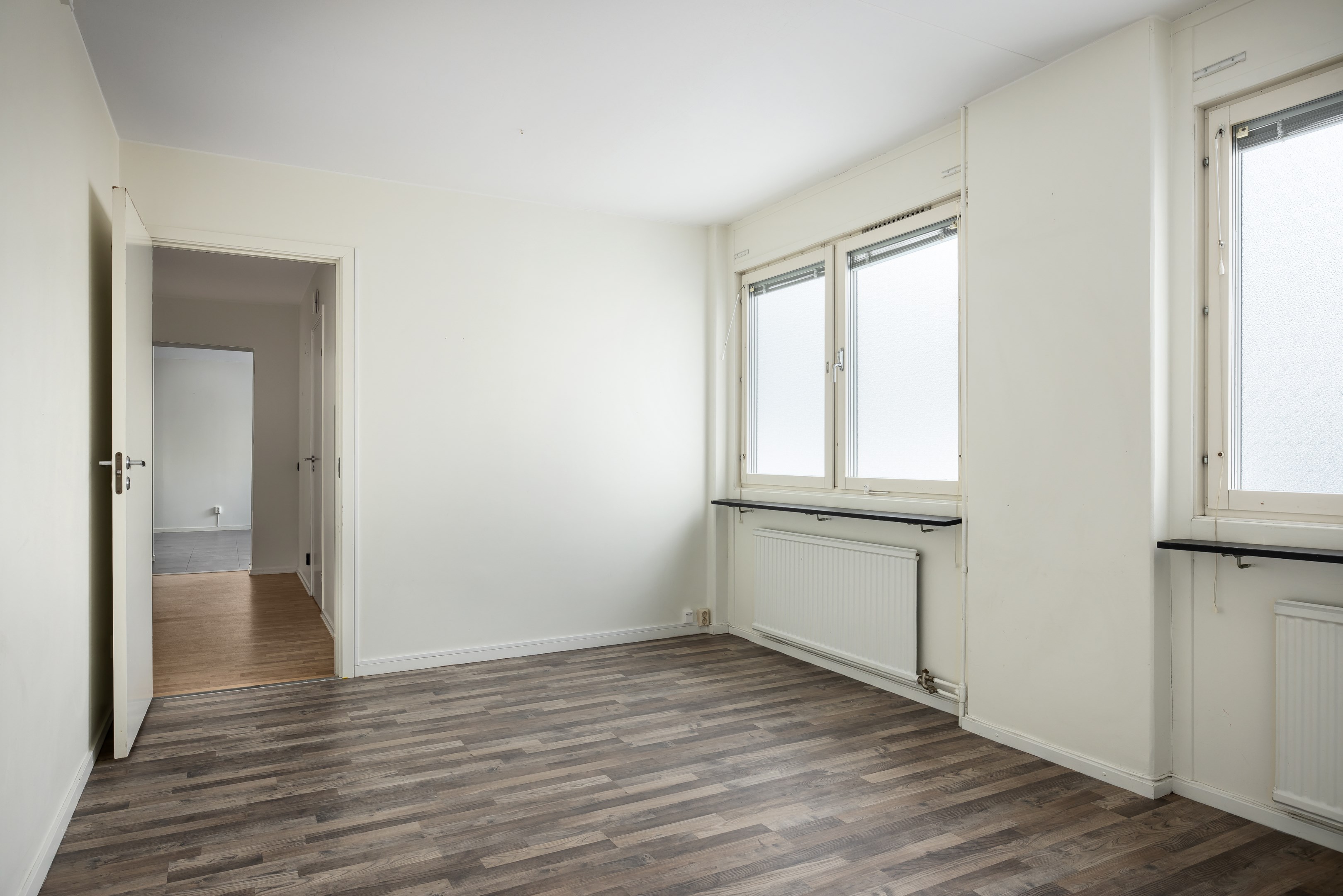 Vardagsrummet i vinkel mot hallen