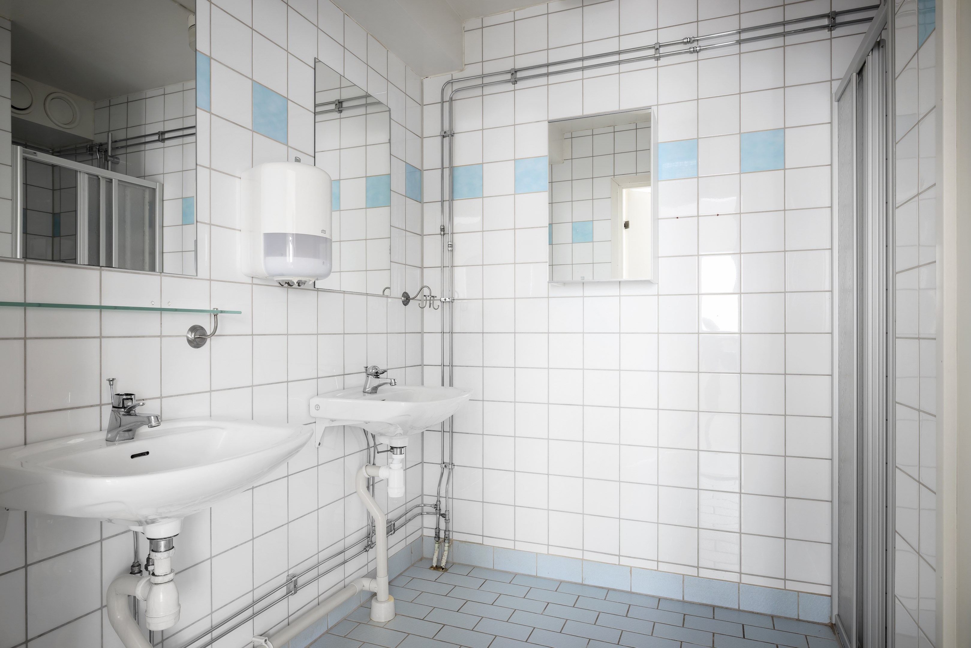 Badrum i anslutning till vardagsrummet