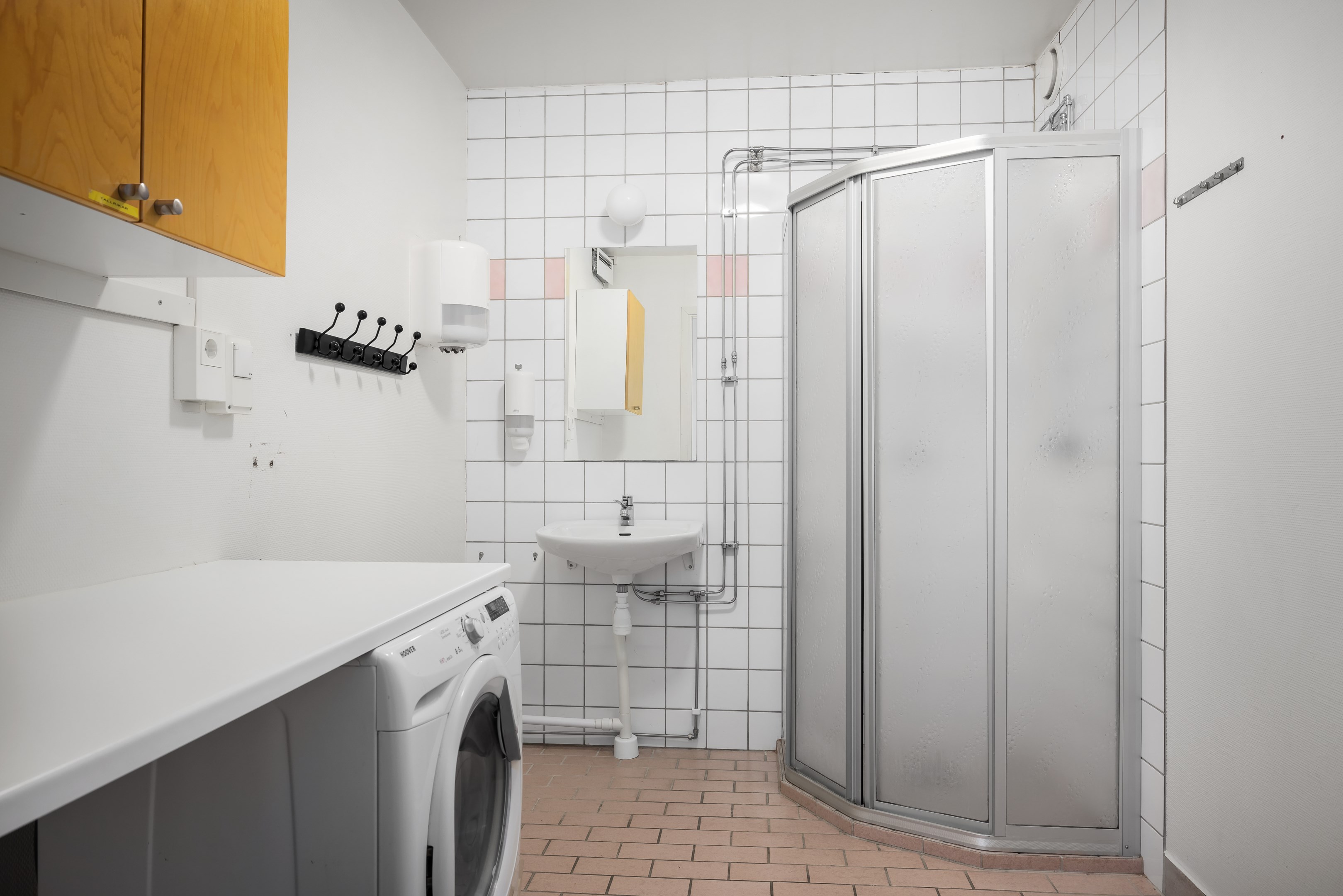 Tvättstuga med dusch i anslutning till hallen 