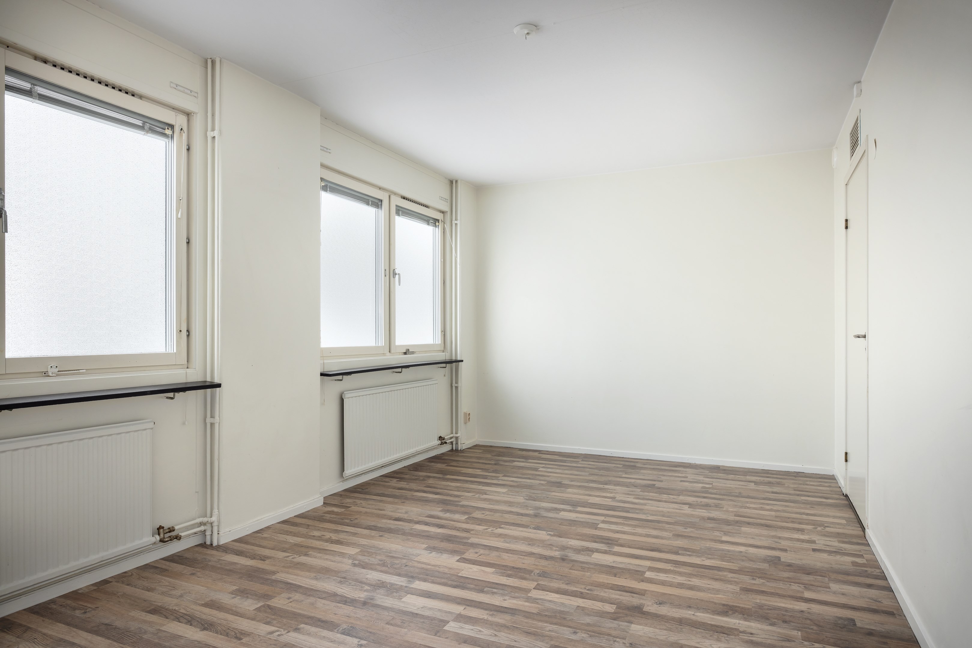 Vardagsrum med anslutande badrum till höger