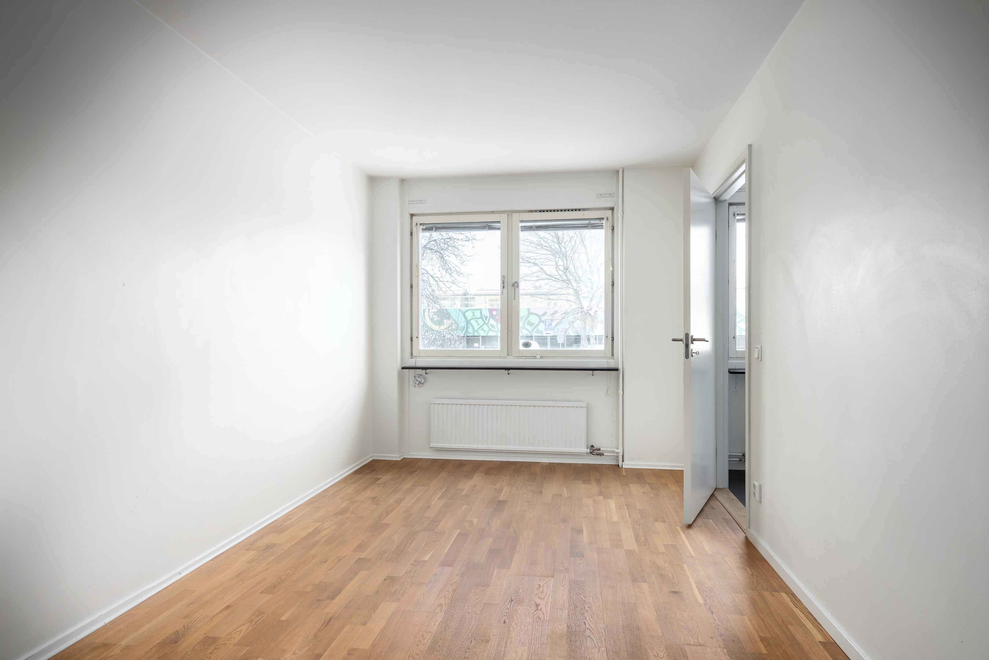 Sovrum 1 med anslutande kök & matplats