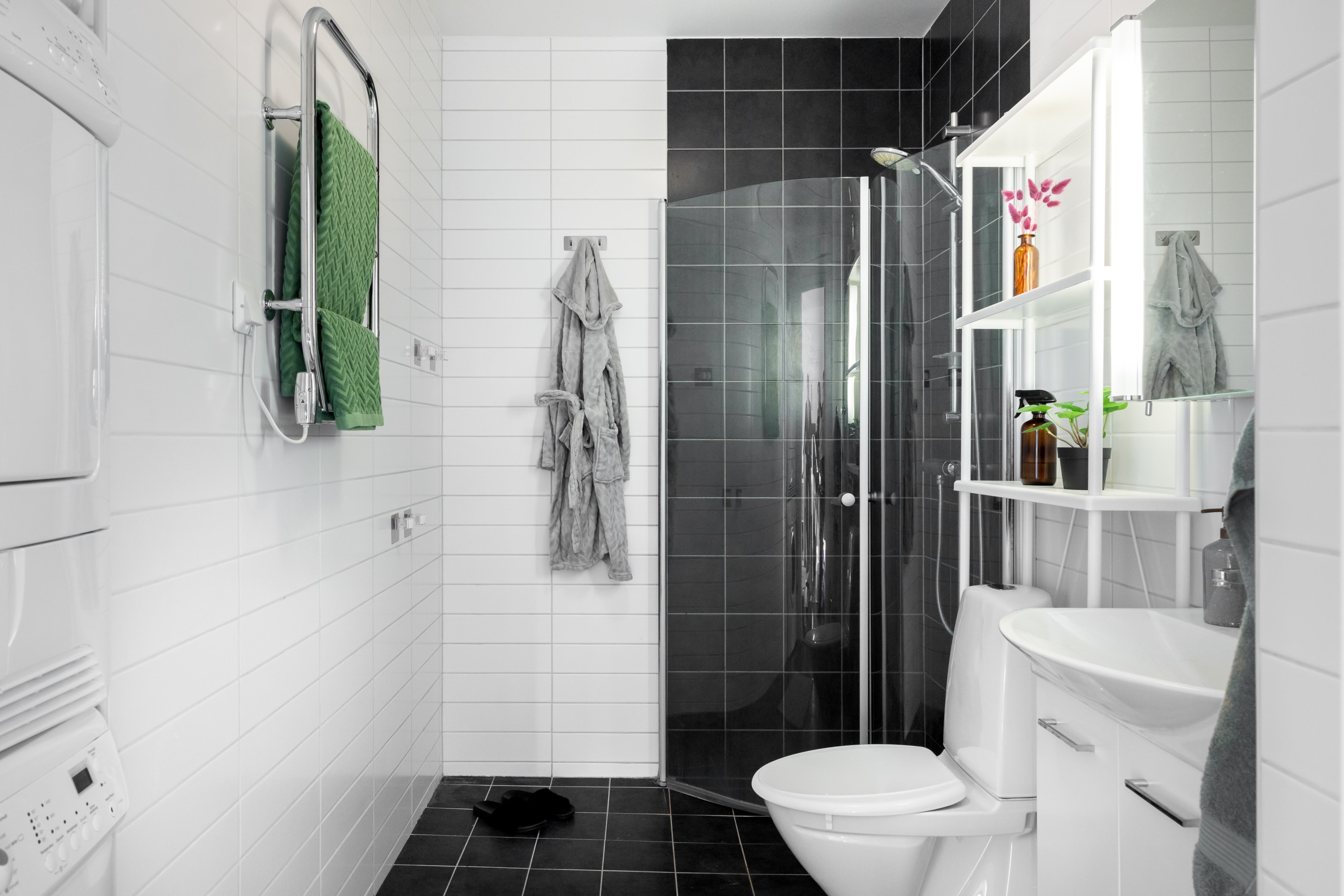 Rymligt badrum med tvättpelare...