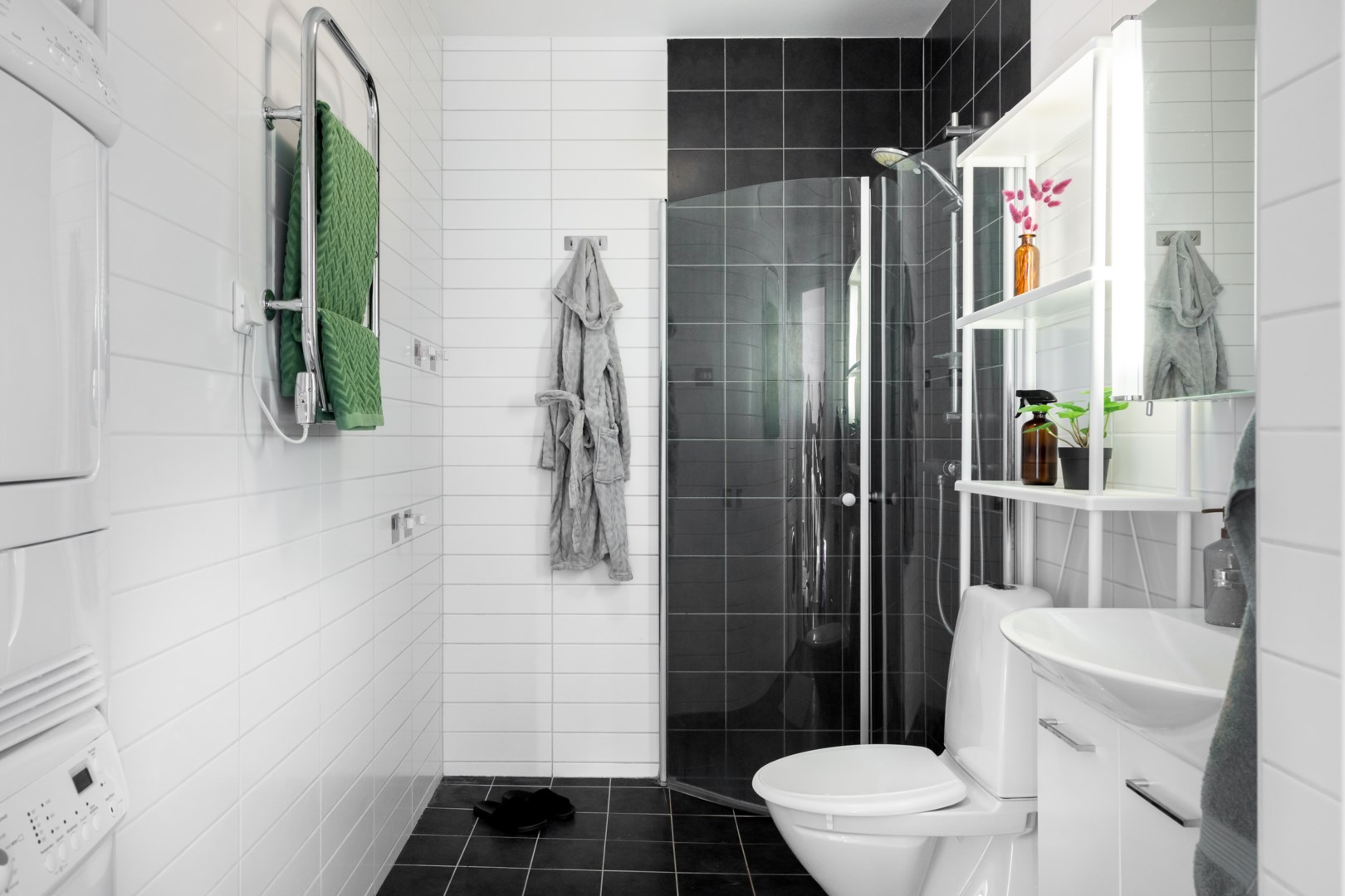 Rymligt badrum med tvättpelare...