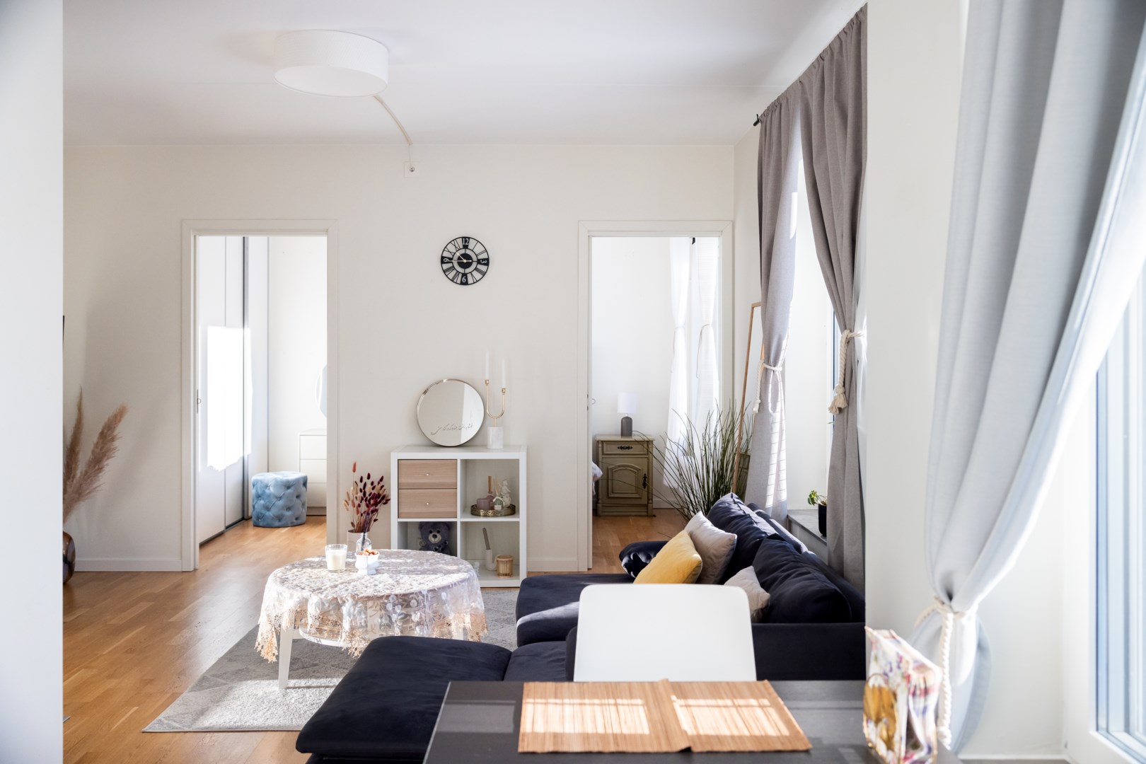 Vy mot vardagsrum och sovrum från köket