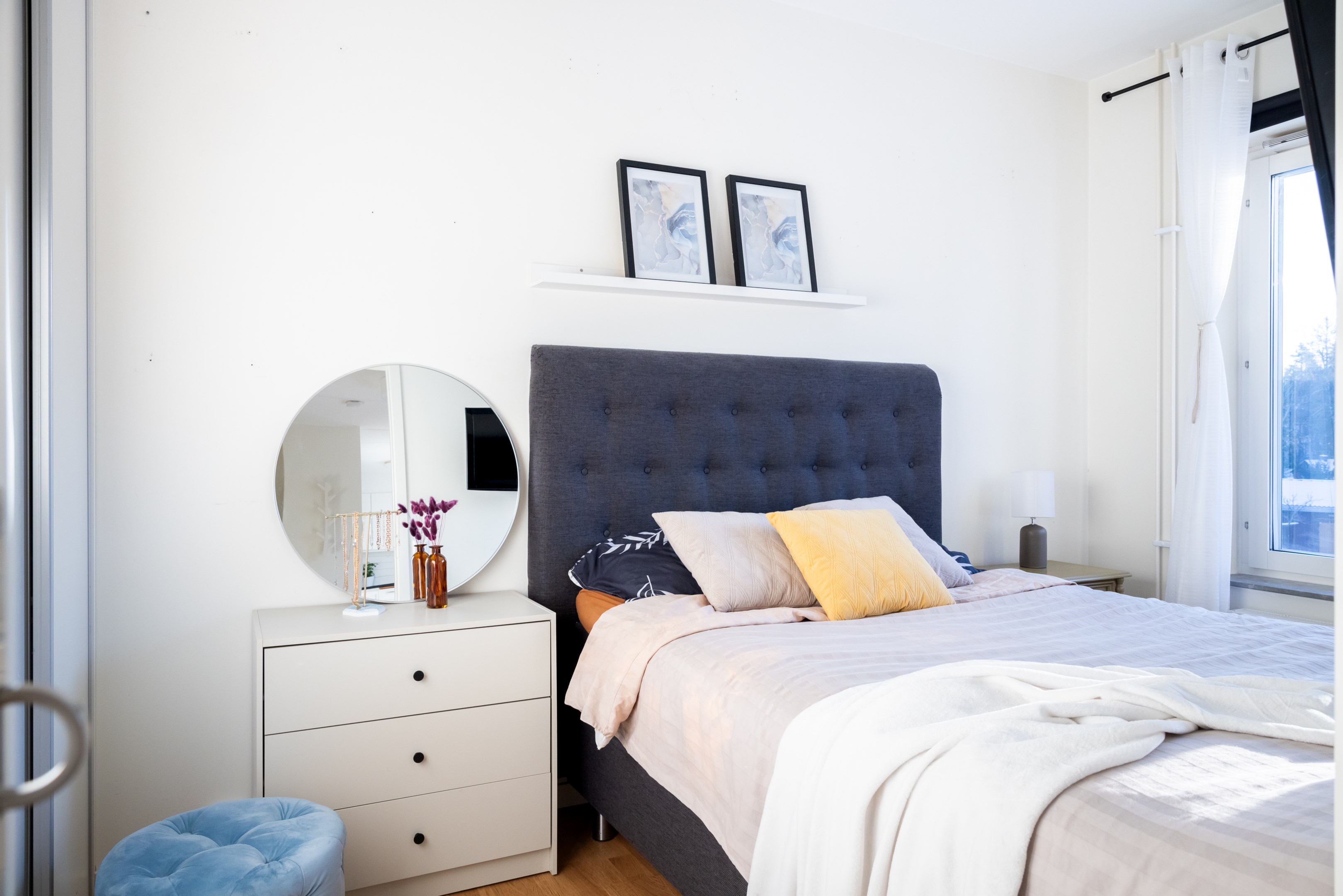 ...klädförvaring bakom skjutdörrar...