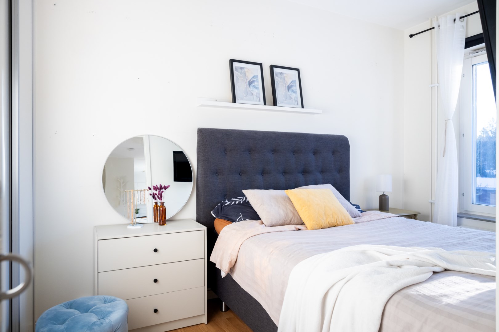 ...klädförvaring bakom skjutdörrar...