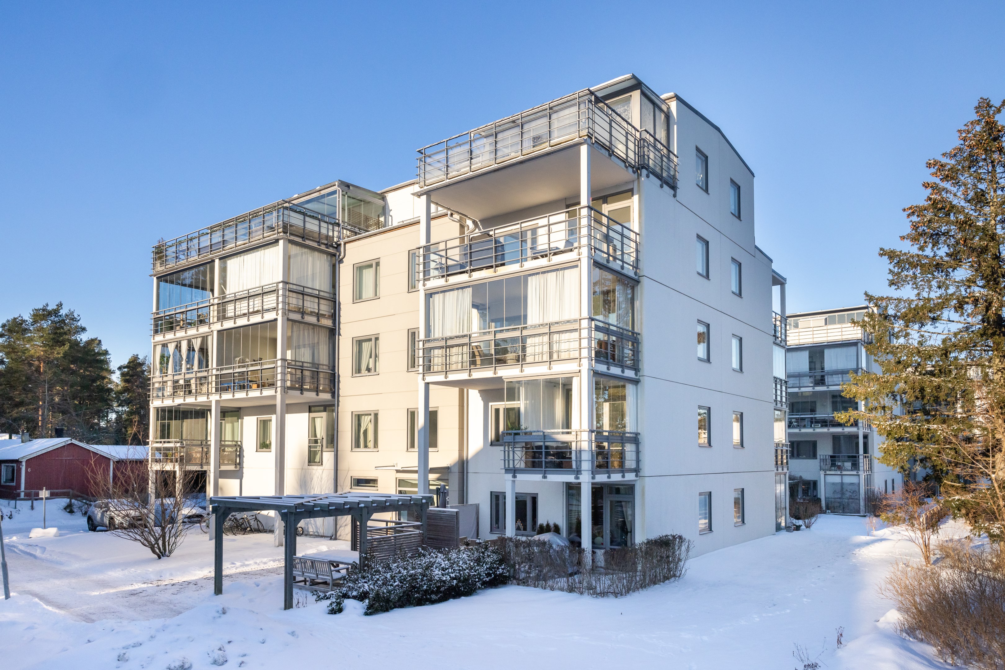 I anslutning till huset finns sittgrupper, grillplats och fotbollsplan