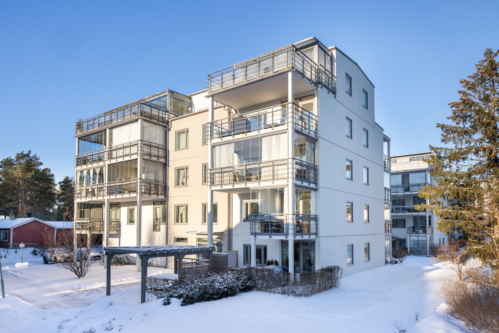 I anslutning till huset finns sittgrupper, grillplats och fotbollsplan