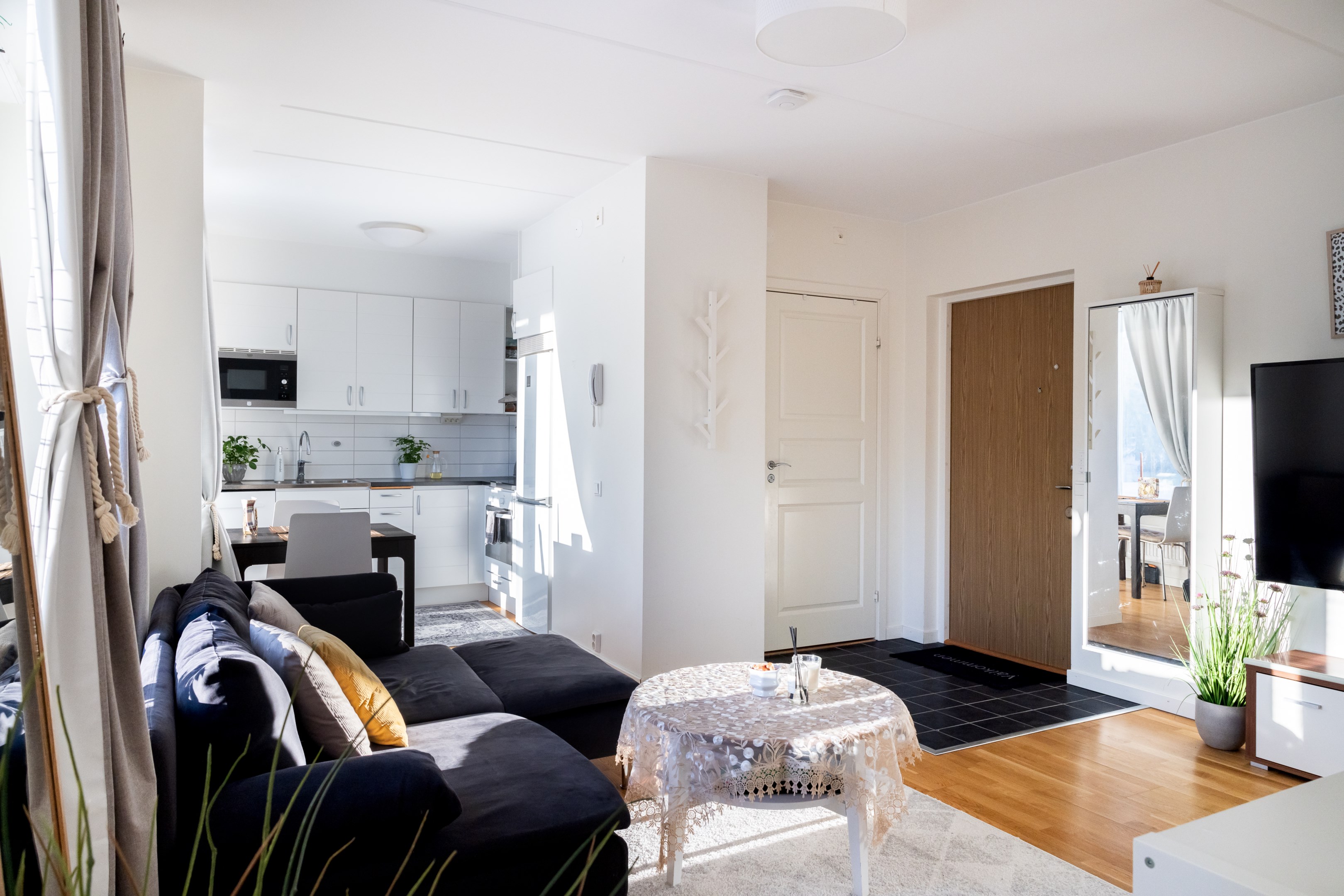 Rakt fram återfinns badrummet