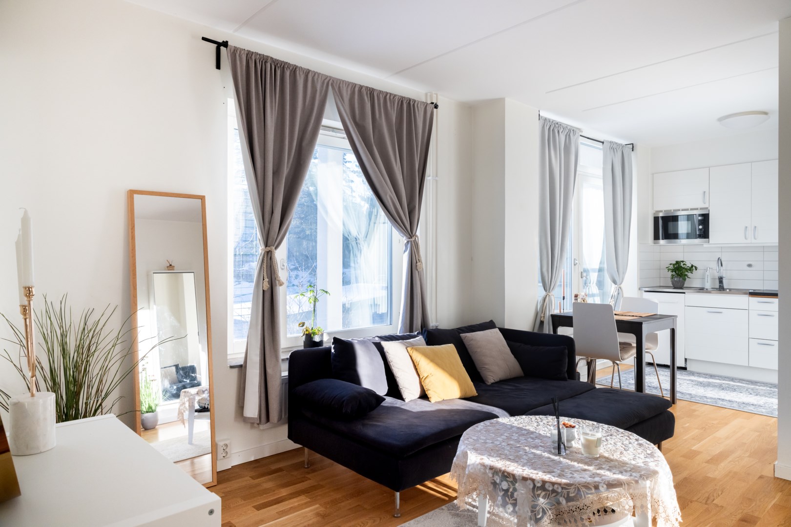 Öppna ytor mellan vardagsrum, matplats och kök