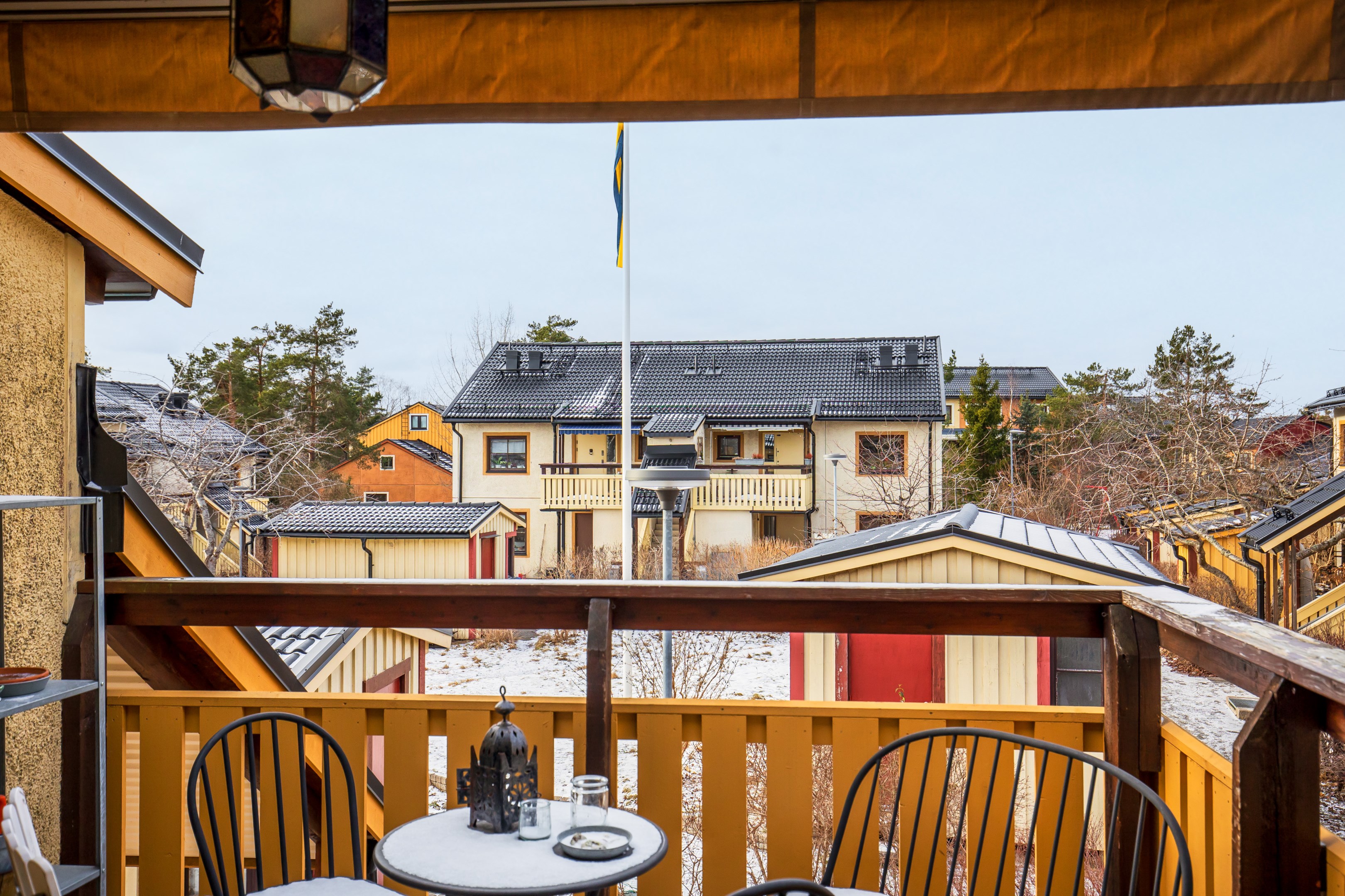 Balkong med västerläge i anslutning till lägenhetens entré 