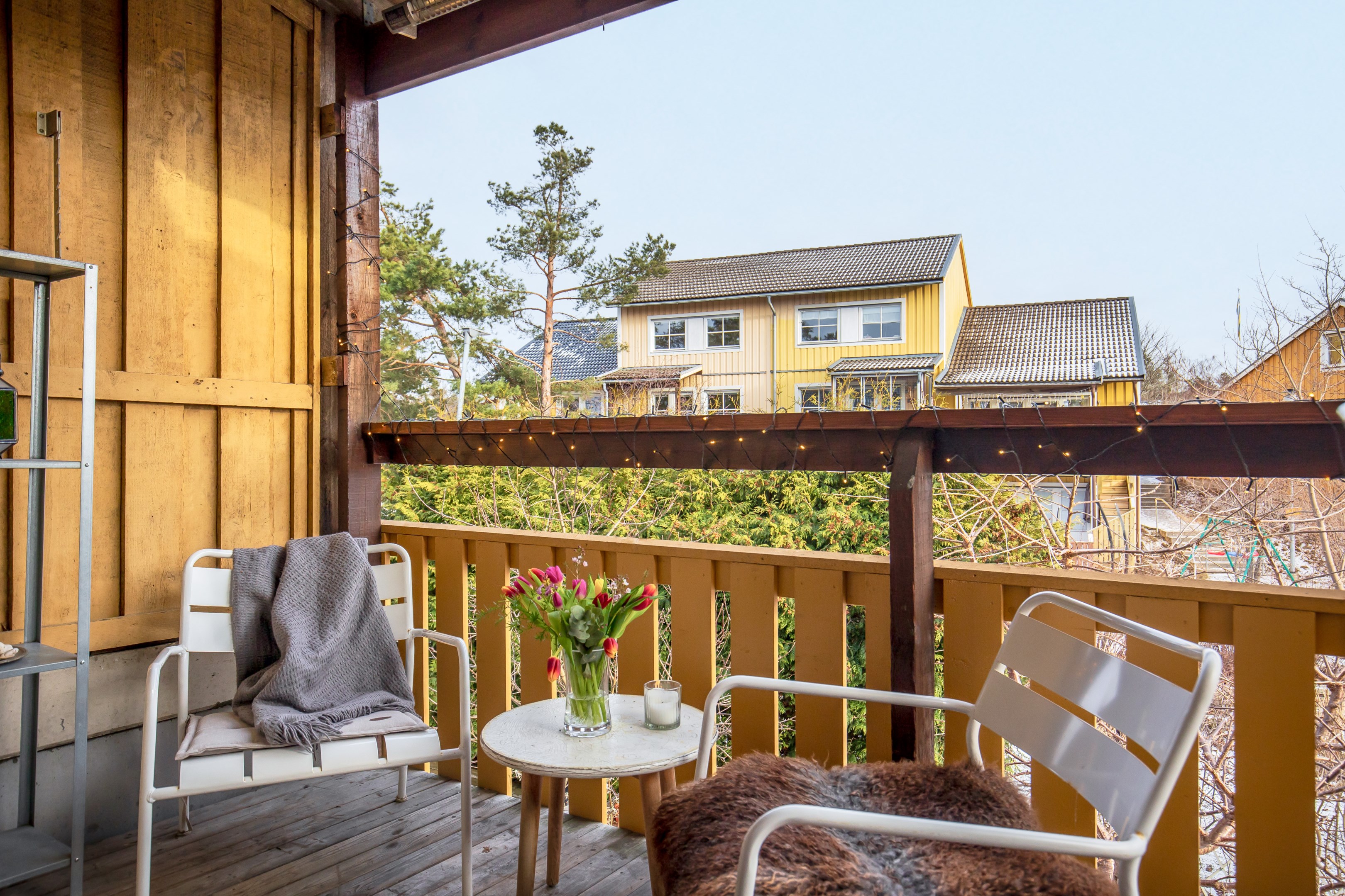 Balkong med morgon- och förmiddagssol